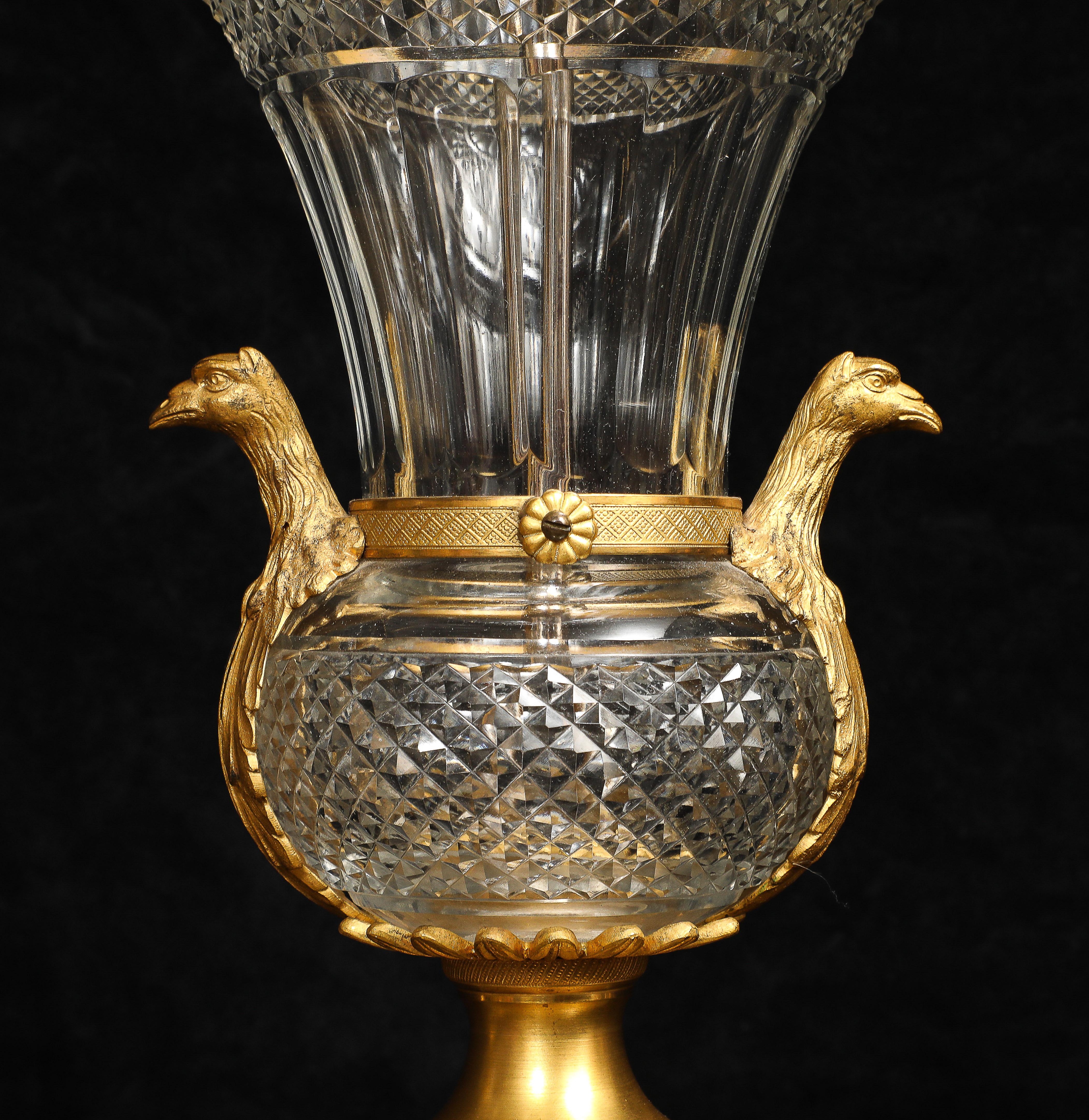 Exquisites Paar antiker französischer Kristall- und Dore-Bronze-Urnen/Lampen, montiert im Angebot 5
