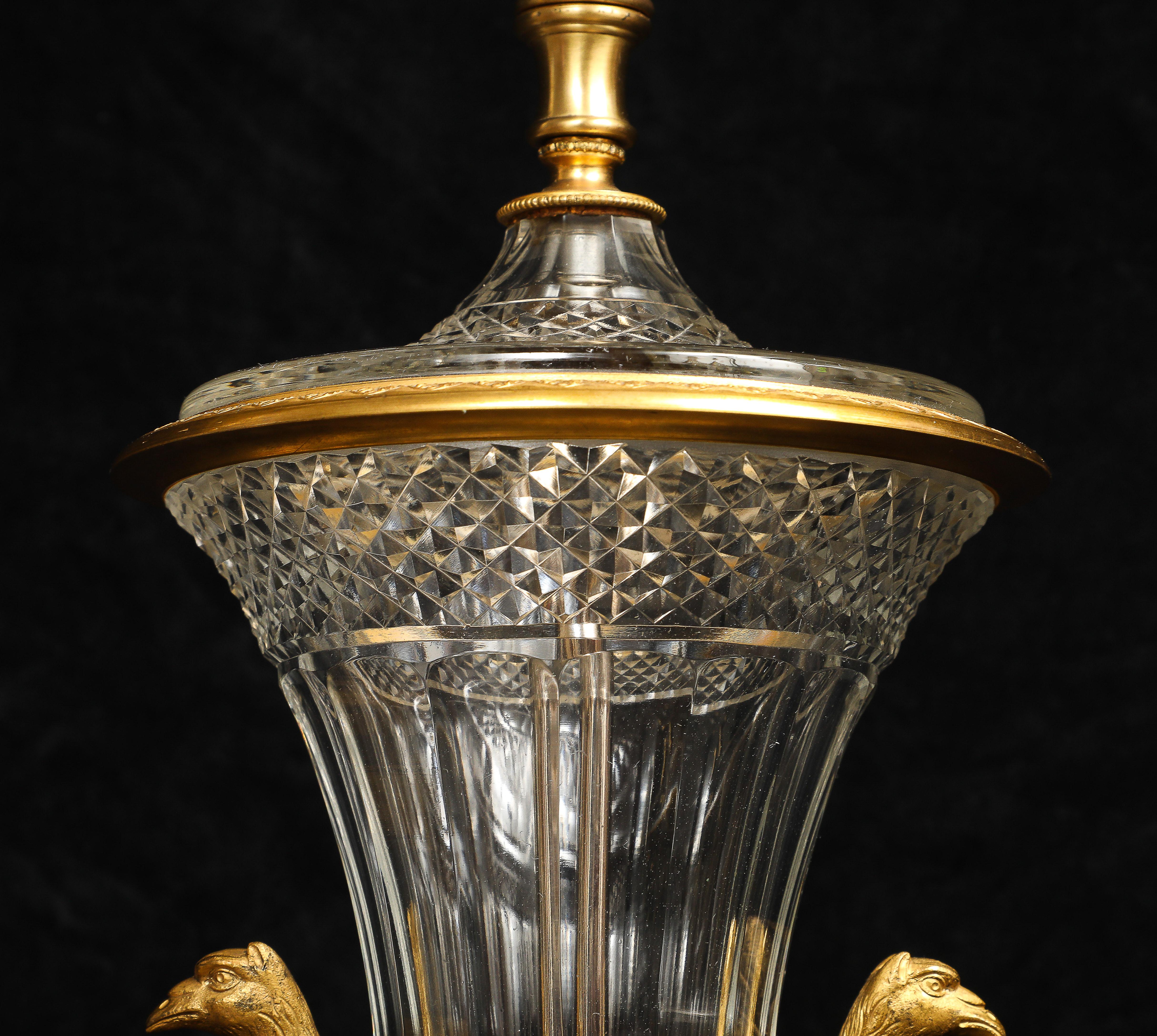 Exquisites Paar antiker französischer Kristall- und Dore-Bronze-Urnen/Lampen, montiert im Angebot 6