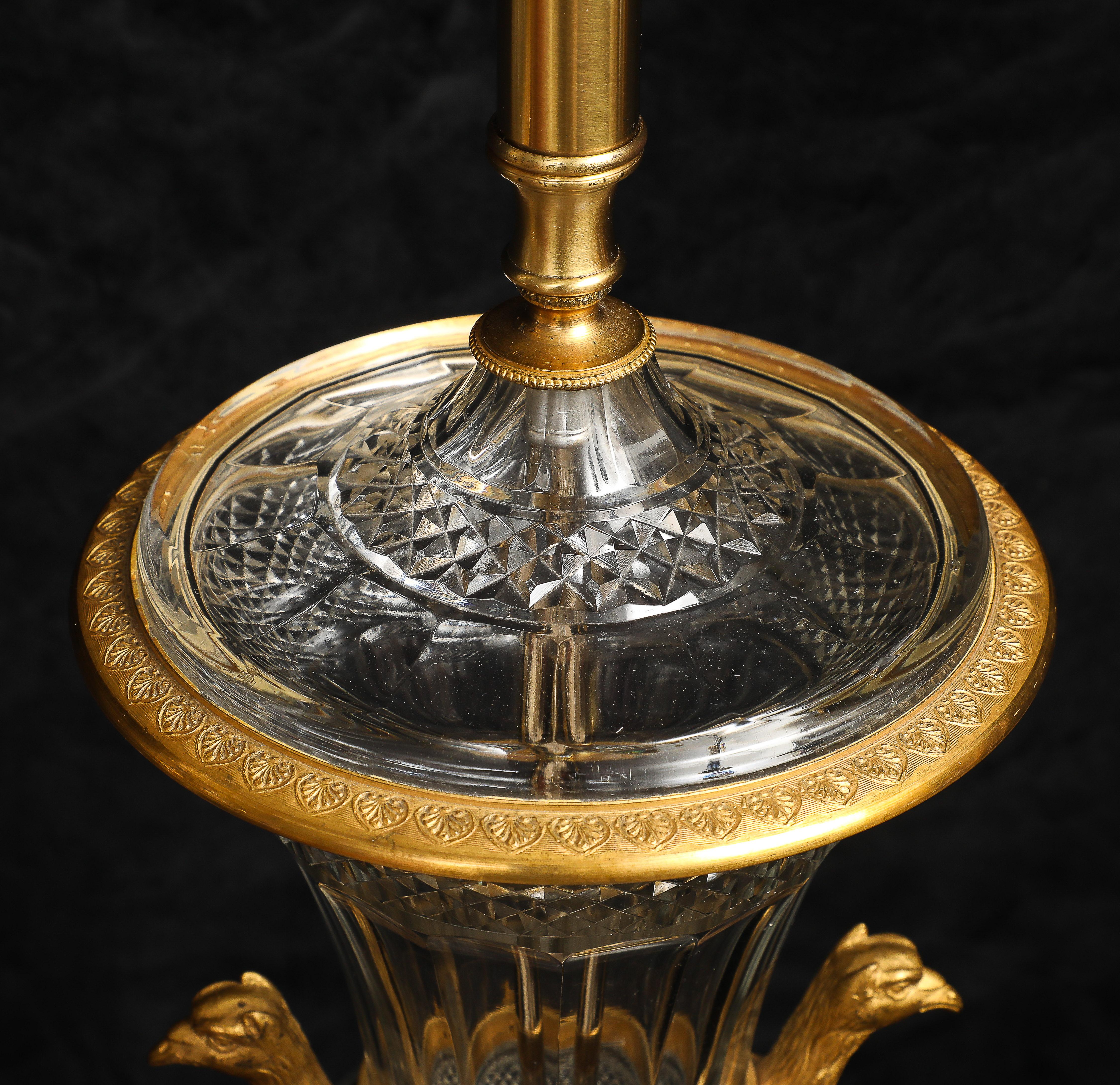 Exquisites Paar antiker französischer Kristall- und Dore-Bronze-Urnen/Lampen, montiert im Angebot 9