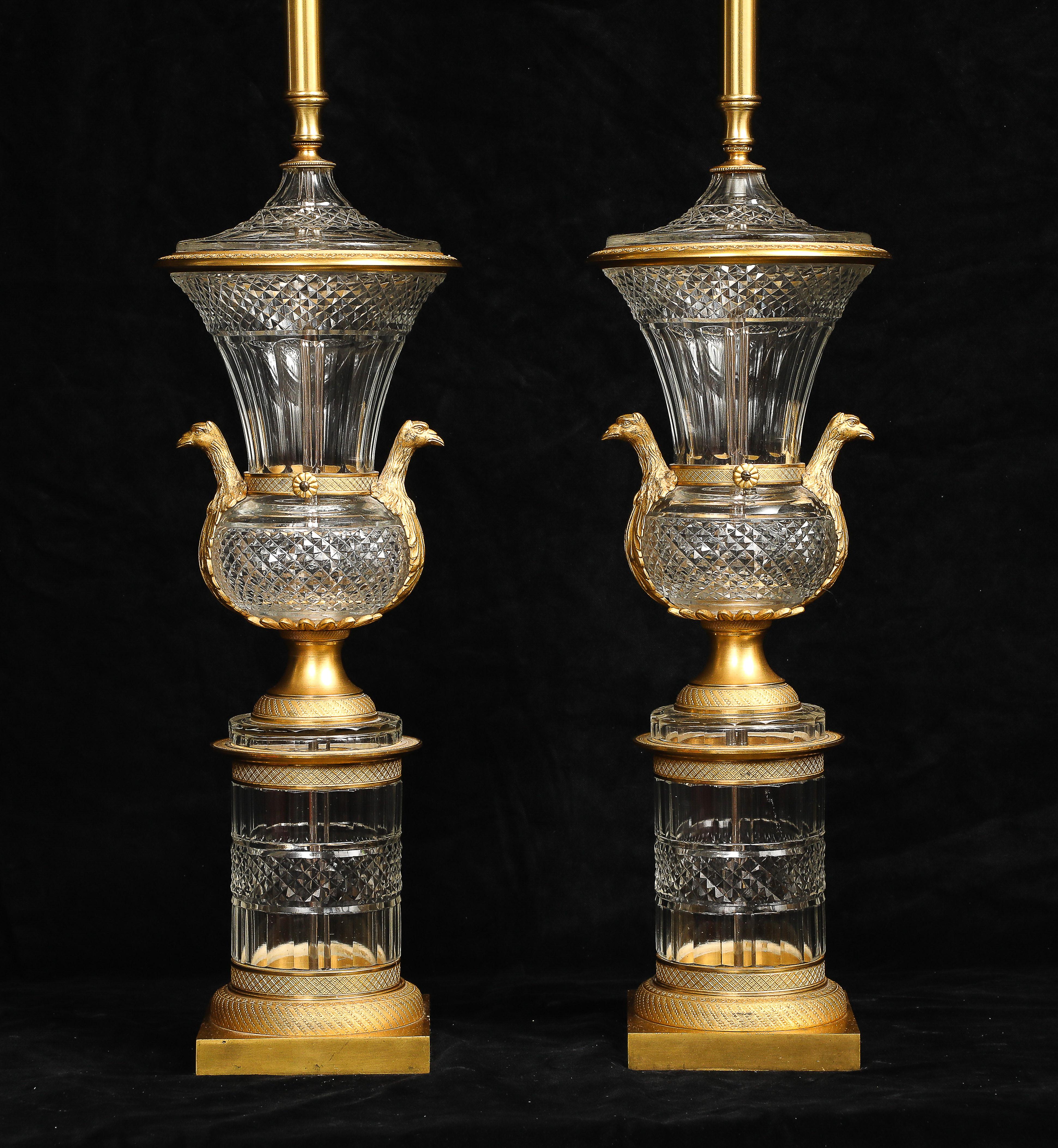 Exquisites Paar antiker französischer Kristall- und Dore-Bronze-Urnen/Lampen, montiert im Angebot 2