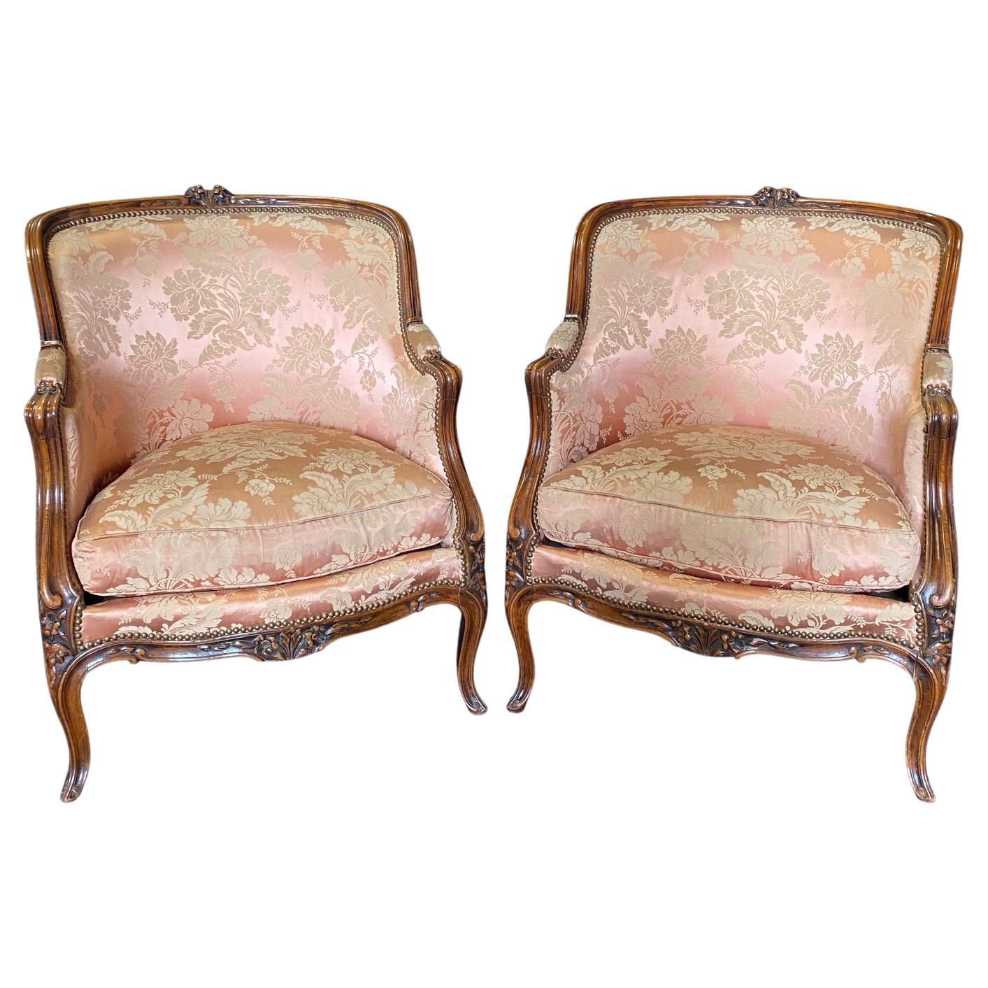 Exquise paire de chaises Bergere ou Club Chairs en noyer sculpté de Louis XV 