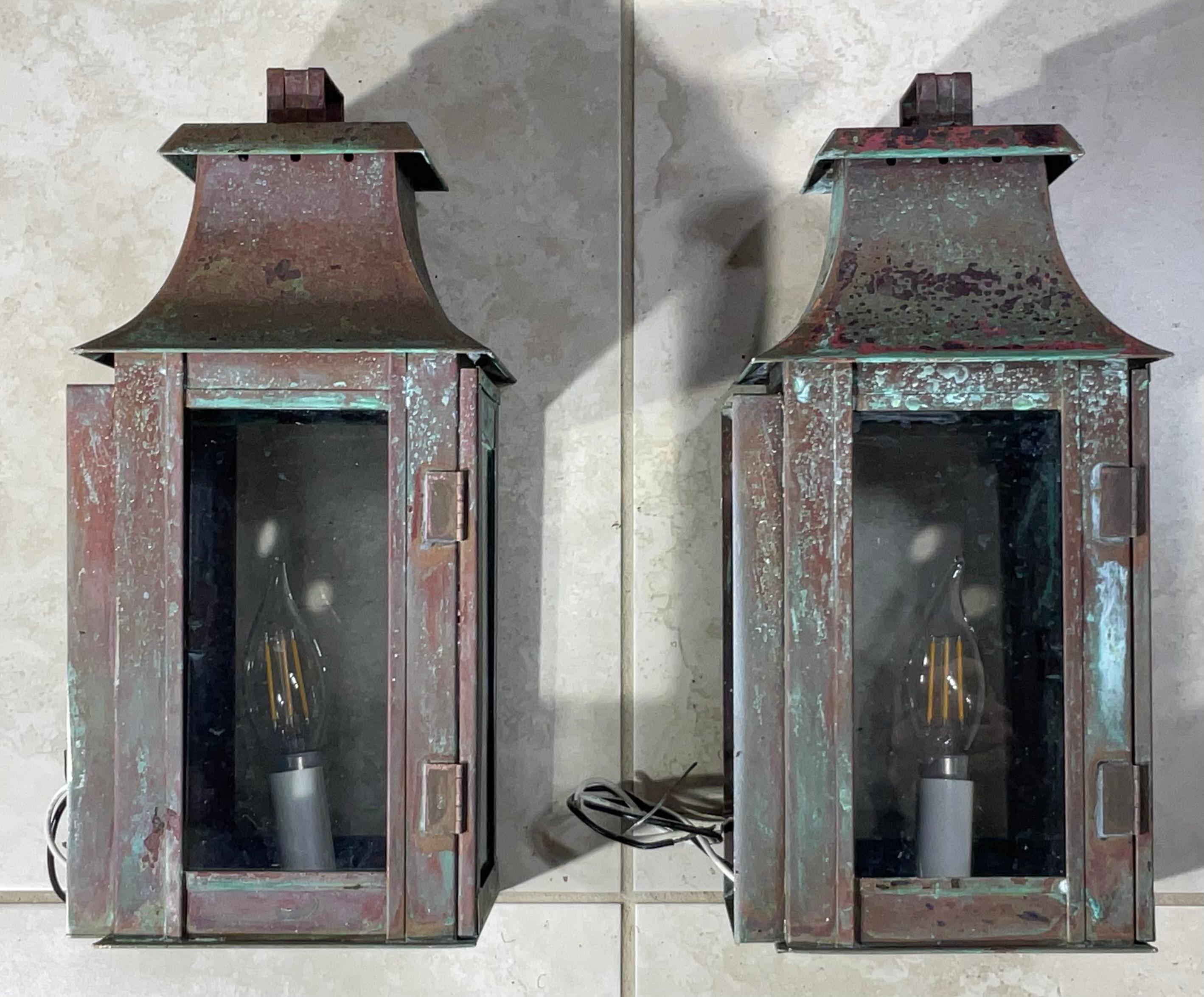 20ième siècle Paire exquise de lanternes murales en cuivre de style ancien à patine naturelle en vente