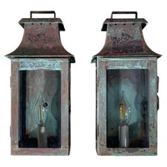 Exquisites Paar Kupfer-Wandlaternen im antiken Stil mit natürlicher Patina