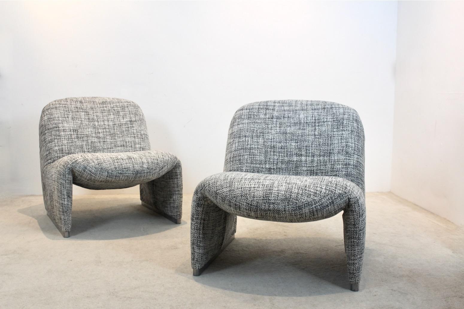 Exquisite Pair of Artifort Alky Chairs by Giancarlo Piretti For Sale 3