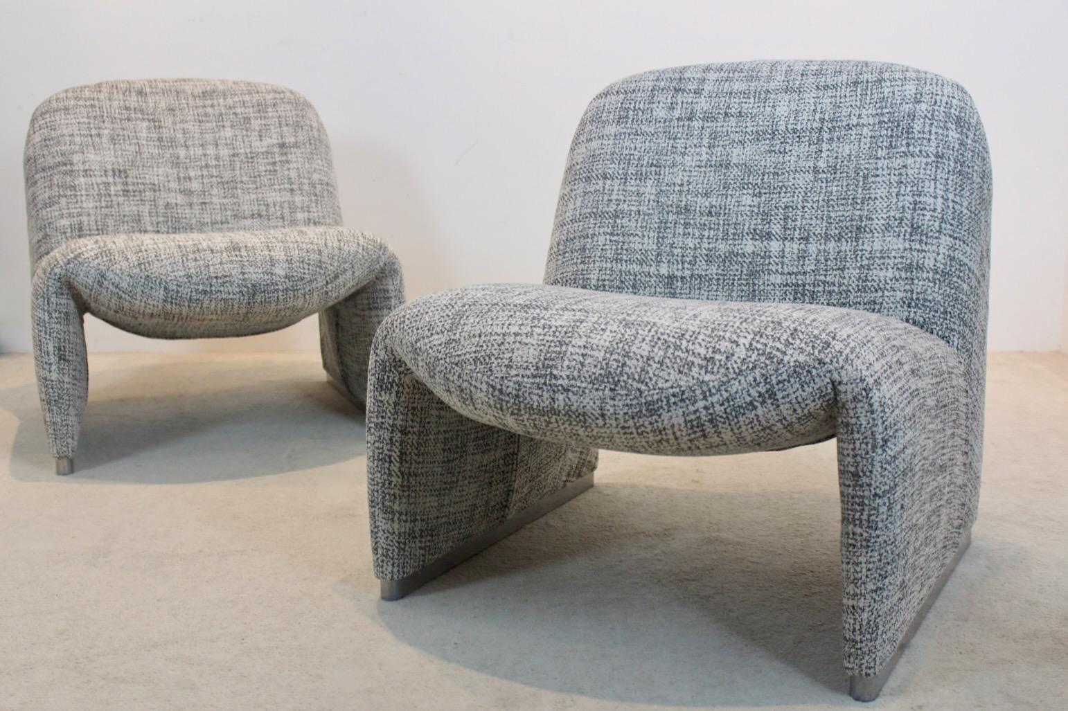Exquisite Pair of Artifort Alky Chairs by Giancarlo Piretti For Sale 4