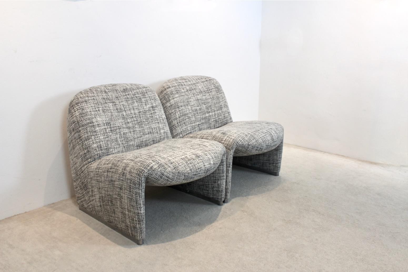 Exquisites Paar Artifort-Alky-Stühle von Giancarlo Piretti im Angebot 9