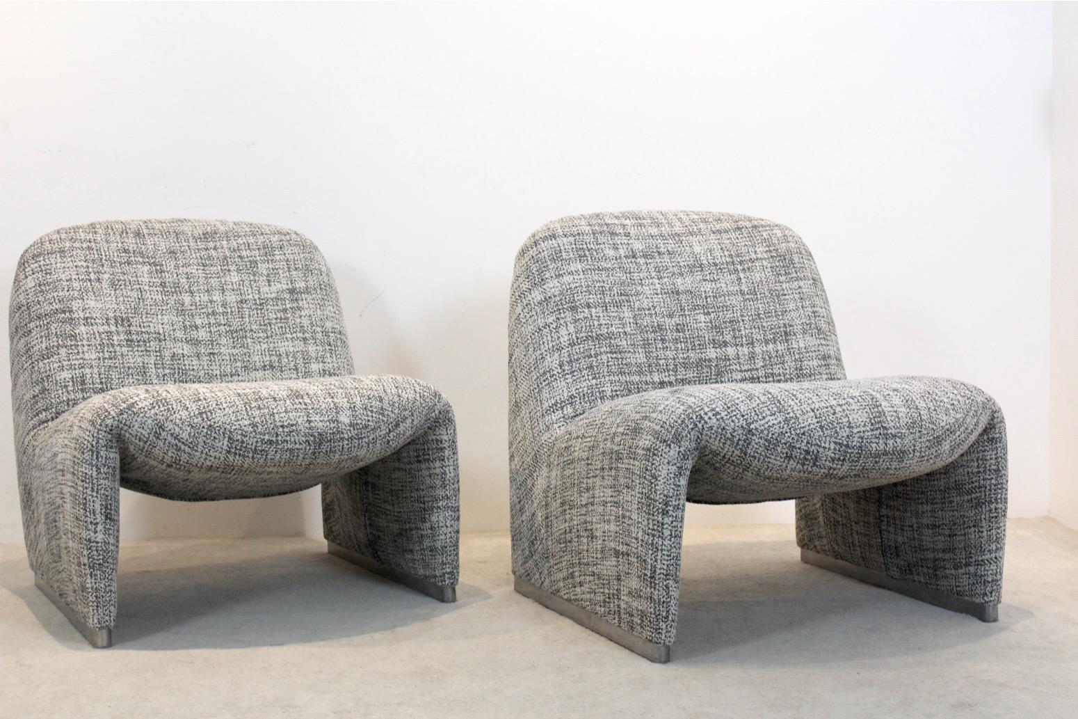 Diese skulpturalen Alky-Stühle wurden von Giancarlo Piretti in den 70er Jahren für Artifort entworfen. Piretti ist bekannt für seine innovativen und funktionalen Möbelentwürfe, insbesondere im Bereich der ergonomischen Sitzmöbel. Der Alky-Stuhl