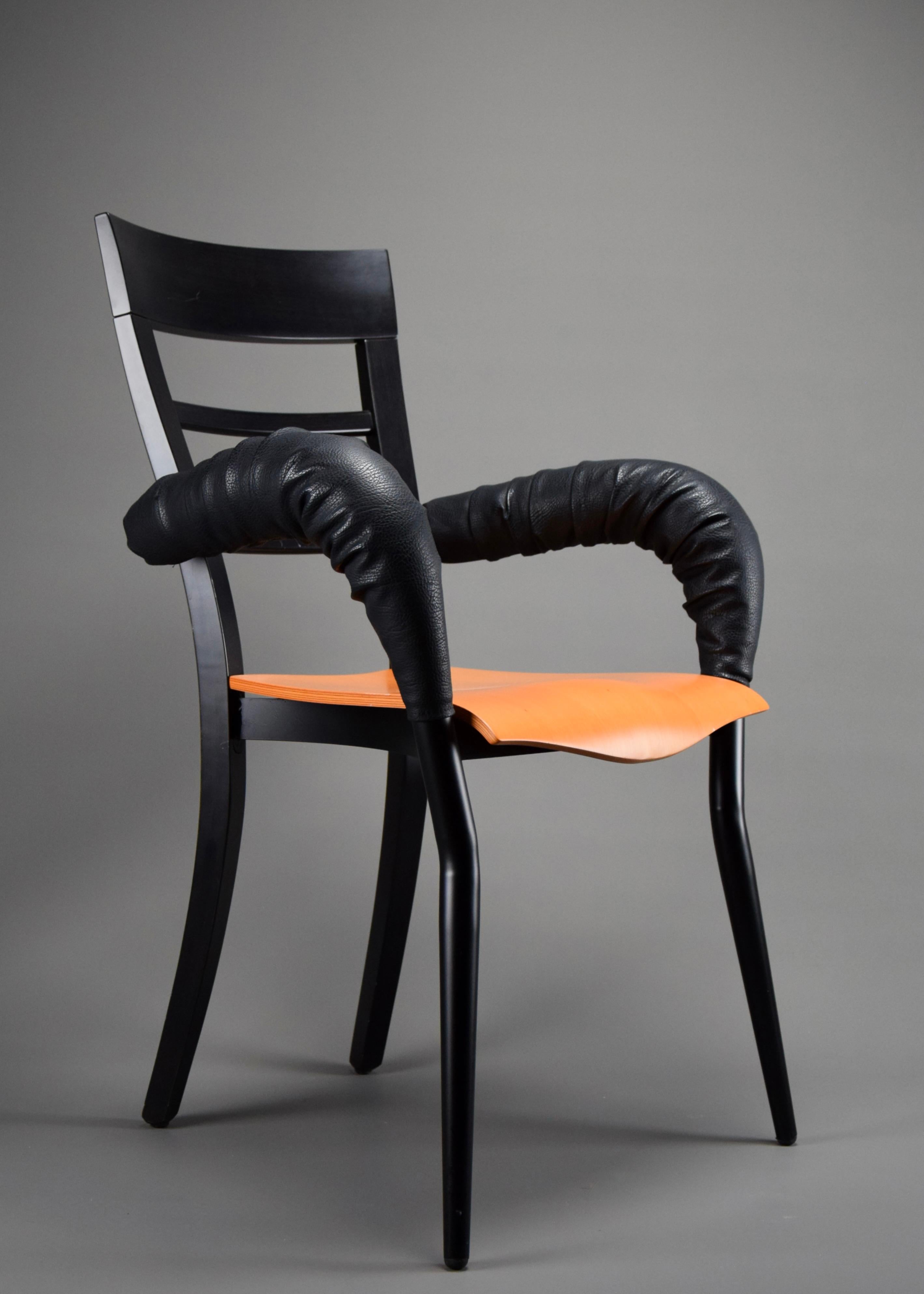 Peppen Sie Ihren Raum mit diesem Set aus ikonischen Bořek Šípek-Stühlen auf  

Verleihen Sie Ihren Räumen einen Hauch von Kunst und Raffinesse mit diesem exquisiten Stuhlpaar, das der renommierte Architekt und Designer Bořek Šípek in den frühen