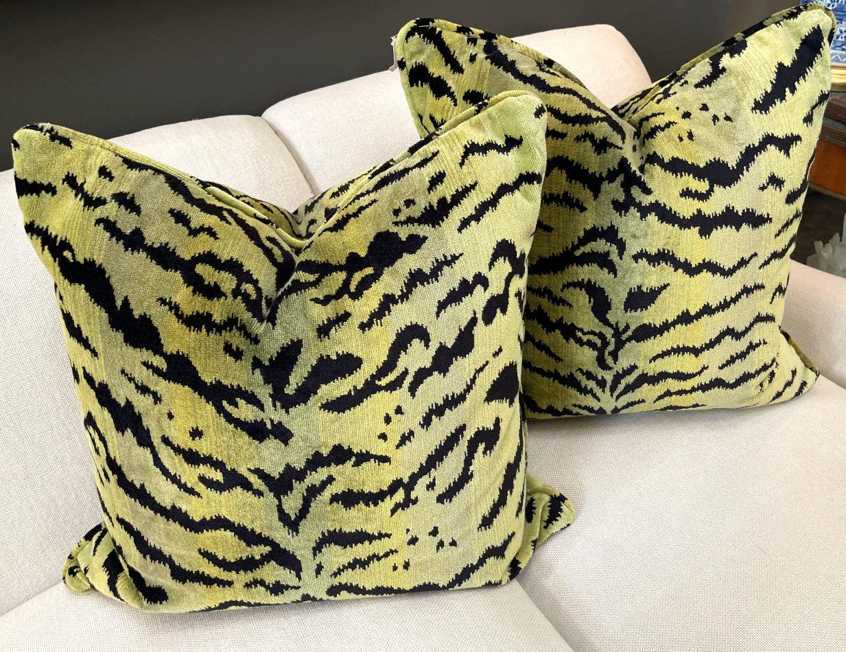 Schönes Paar grüner, mit Daunen gefüllter Tigerkissen aus Seidensamt. (Die Hintergrundfarbe ist grün, wie das Primärbild des Paares.) 22-Zoll-Quadrat.