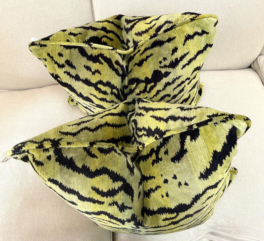 Ein exquisites Paar Daunen gefüllter grüner Tiger-Seiden-Velvet-Kissen im Zustand „Neu“ im Angebot in Palm Beach, FL