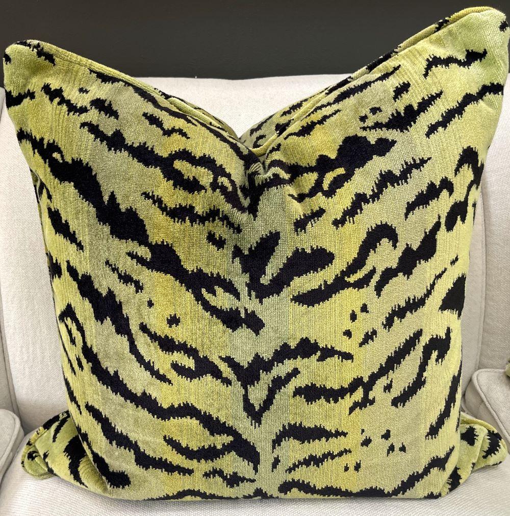 Ein exquisites Paar Daunen gefüllter grüner Tiger-Seiden-Velvet-Kissen (Samt) im Angebot