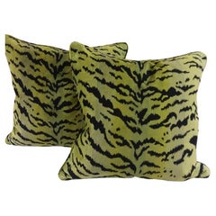 Ein exquisites Paar Daunen gefüllter grüner Tiger-Seiden-Velvet-Kissen
