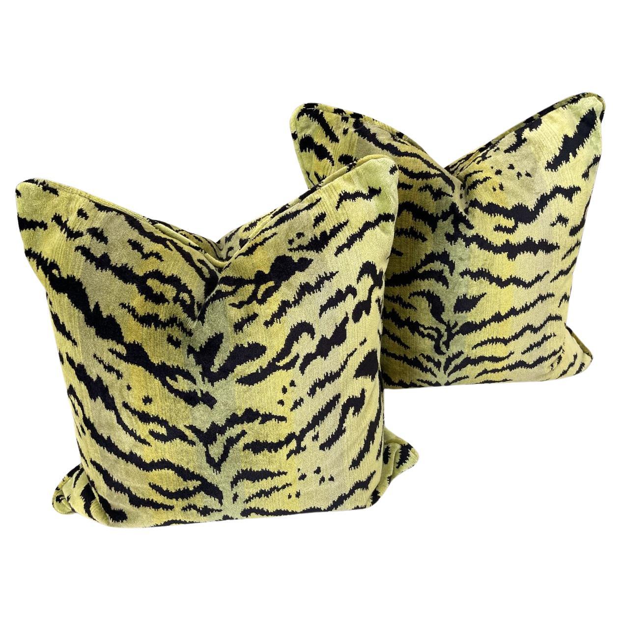 Ein exquisites Paar Daunen gefüllter grüner Tiger-Seiden-Velvet-Kissen im Angebot