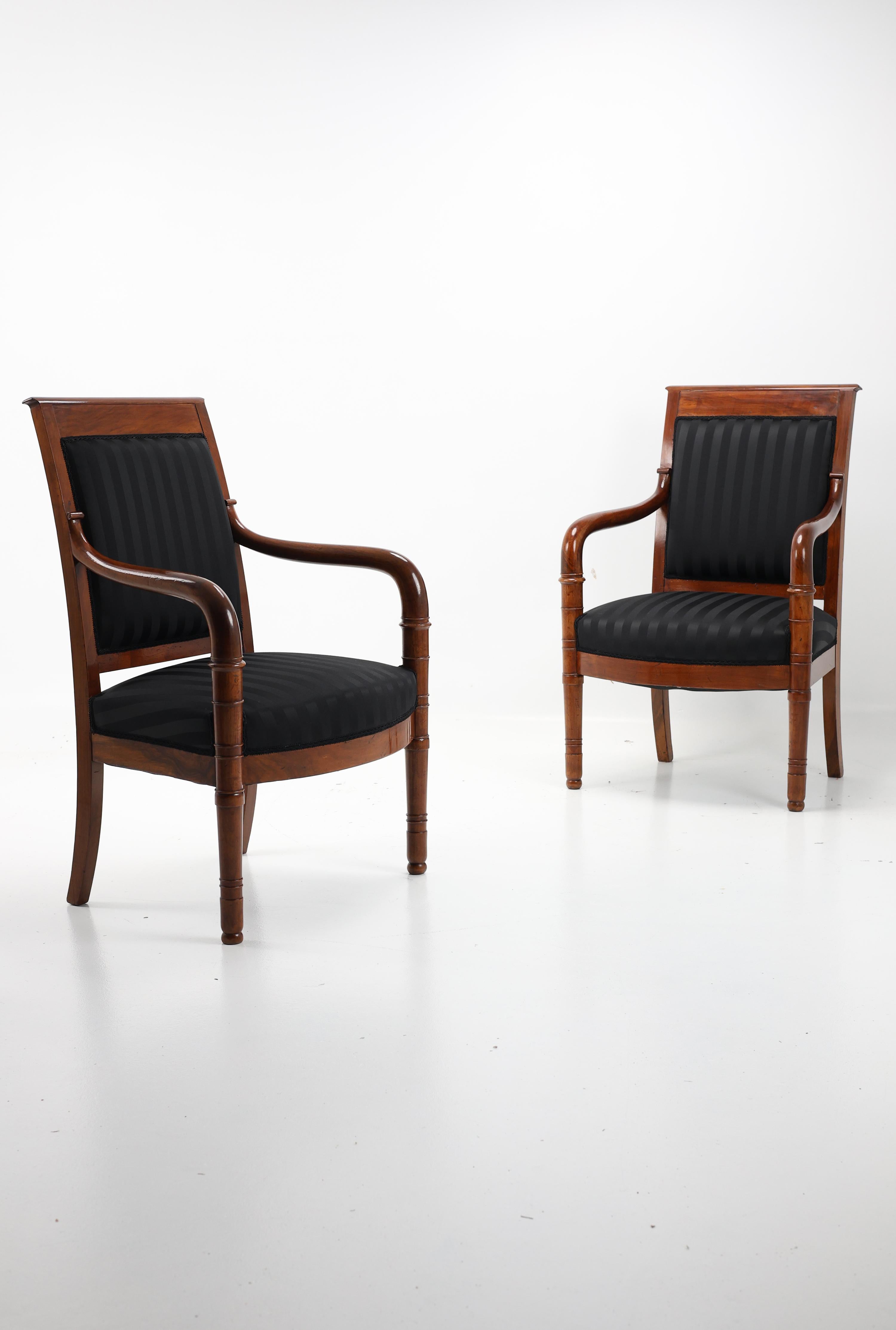Paire de fauteuils du début du 19e siècle,
Noyer, France 1800

Voici une paire exquise de fauteuils du début du 19e siècle, véritable témoignage de l'élégance et du savoir-faire du style Empire. Ces chaises, originaires de France, sont fabriquées à