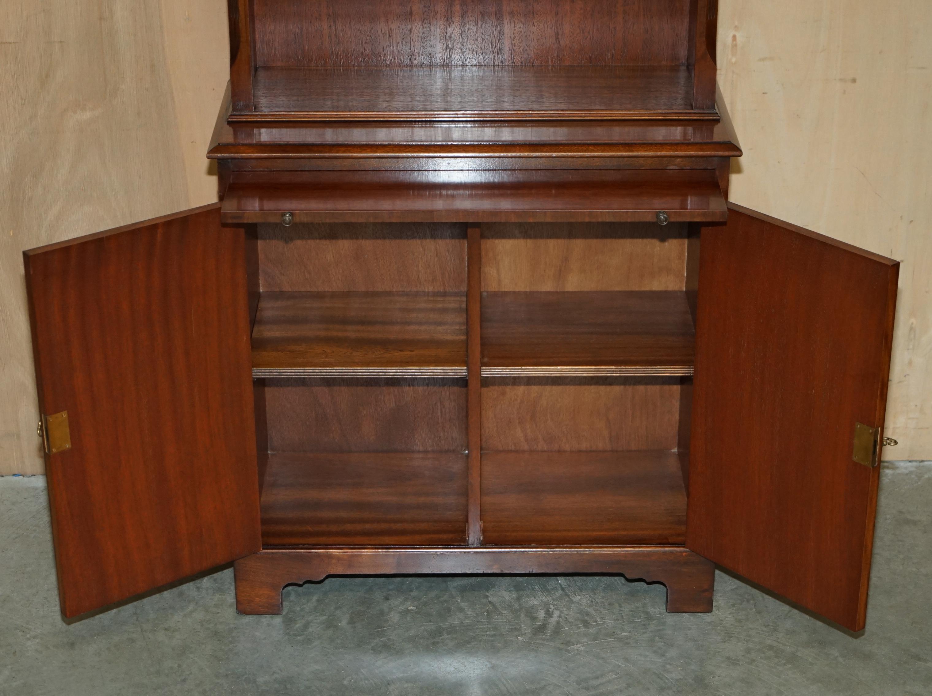 EXQUISITE PAIR OF FLAMED HARDWOOD LIBRARY BOOKCASES SLIP DRiNKS SERVING SHELVES For Sale 11