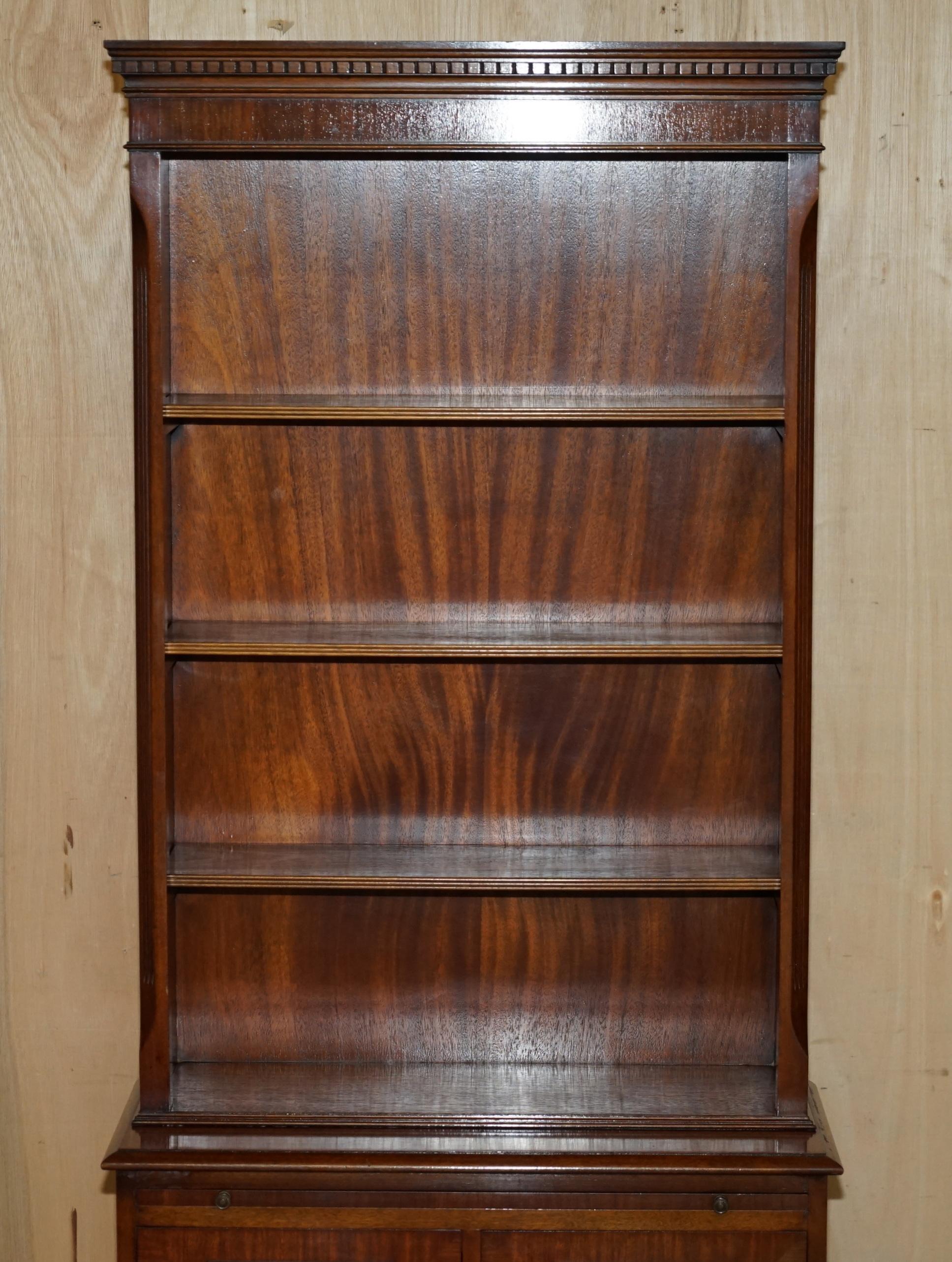 English EXQUISITE PAIR OF FLAMED HARDWOOD LIBRARY BOOKCASES SLIP DRiNKS SERVING SHELVES For Sale
