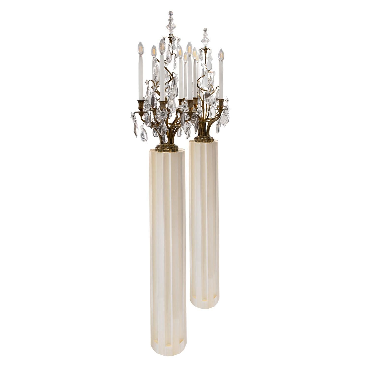 Mid-Century moderno Squisita coppia di lampade a candelabro francesi in bronzo con cristalli anni '50 in vendita