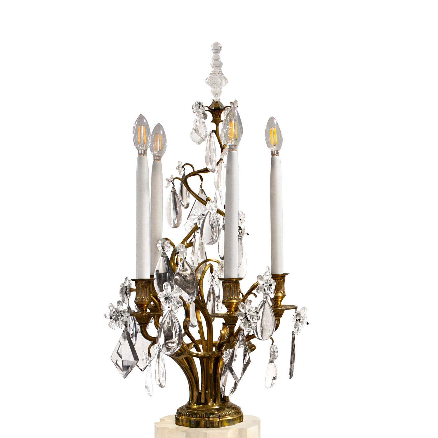 Francese Squisita coppia di lampade a candelabro francesi in bronzo con cristalli anni '50 in vendita