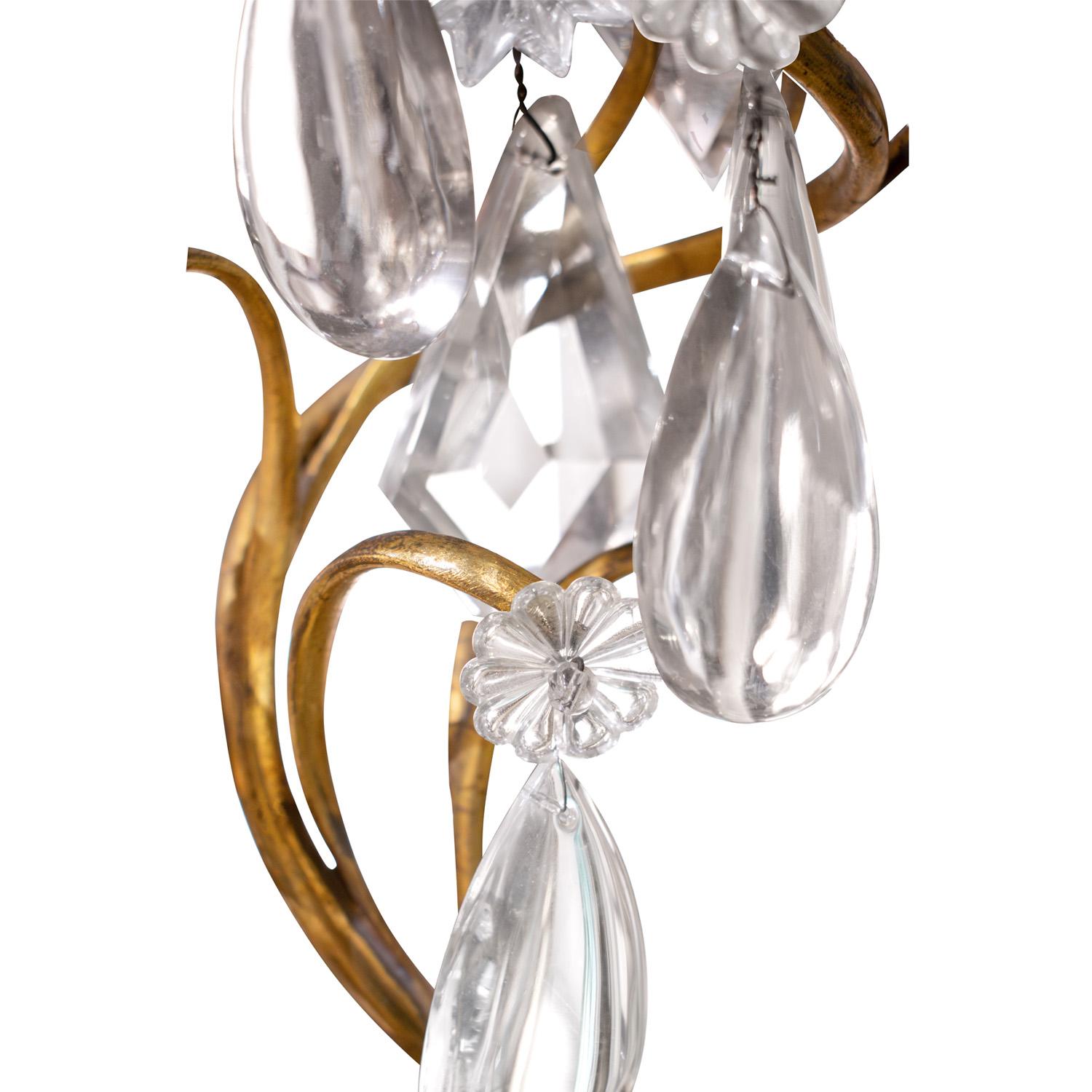 Fatto a mano Squisita coppia di lampade a candelabro francesi in bronzo con cristalli anni '50 in vendita