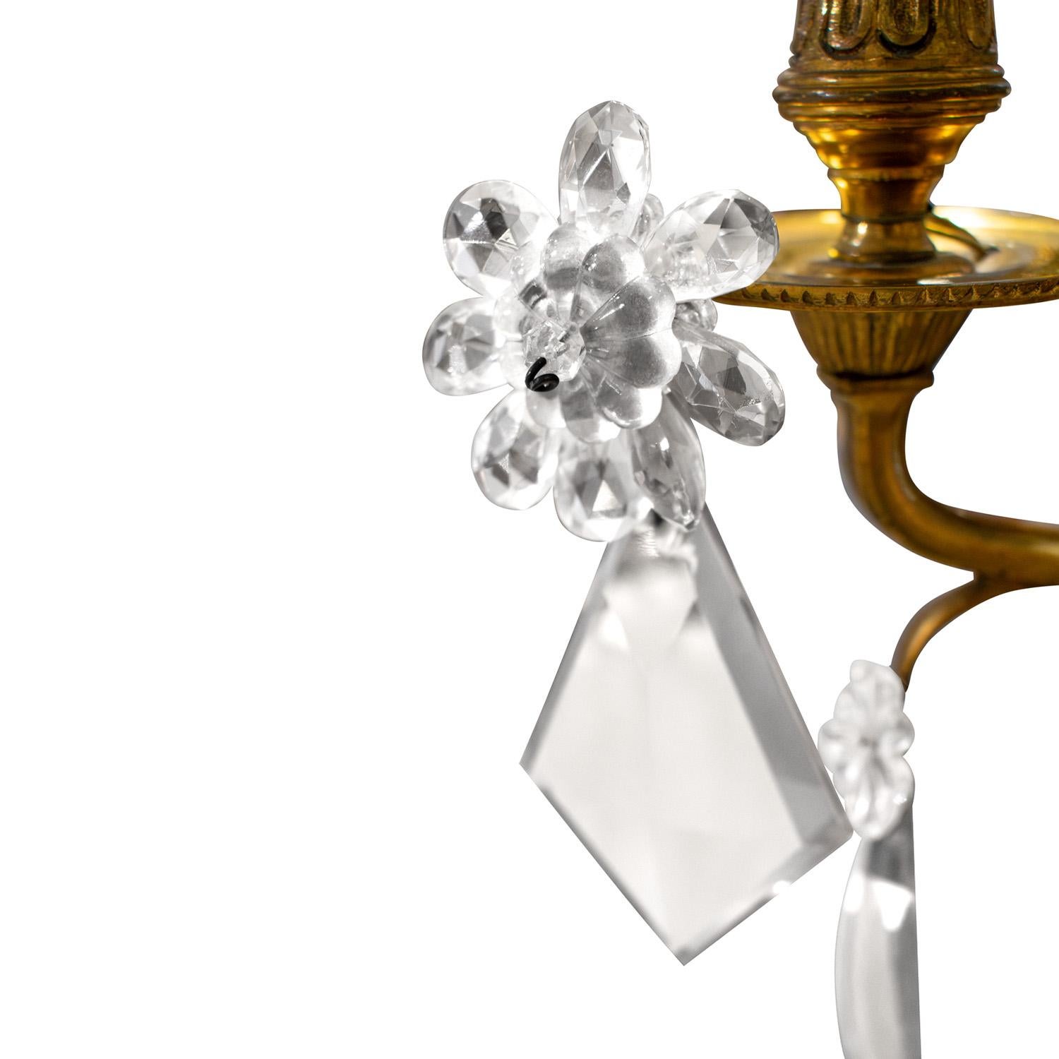 Squisita coppia di lampade a candelabro francesi in bronzo con cristalli anni '50 In condizioni buone in vendita a New York, NY