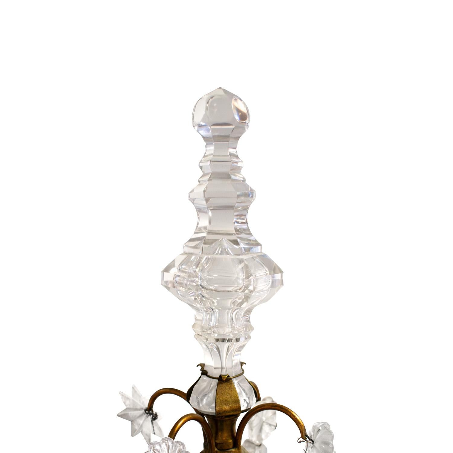 Metà XX secolo Squisita coppia di lampade a candelabro francesi in bronzo con cristalli anni '50 in vendita