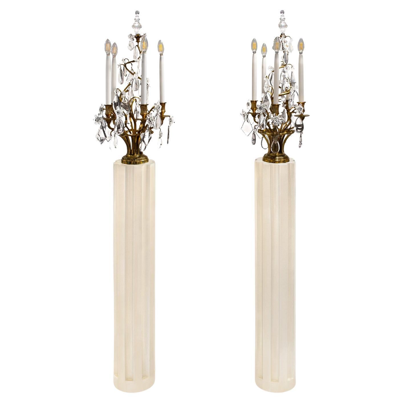 Squisita coppia di lampade a candelabro francesi in bronzo con cristalli anni '50 in vendita