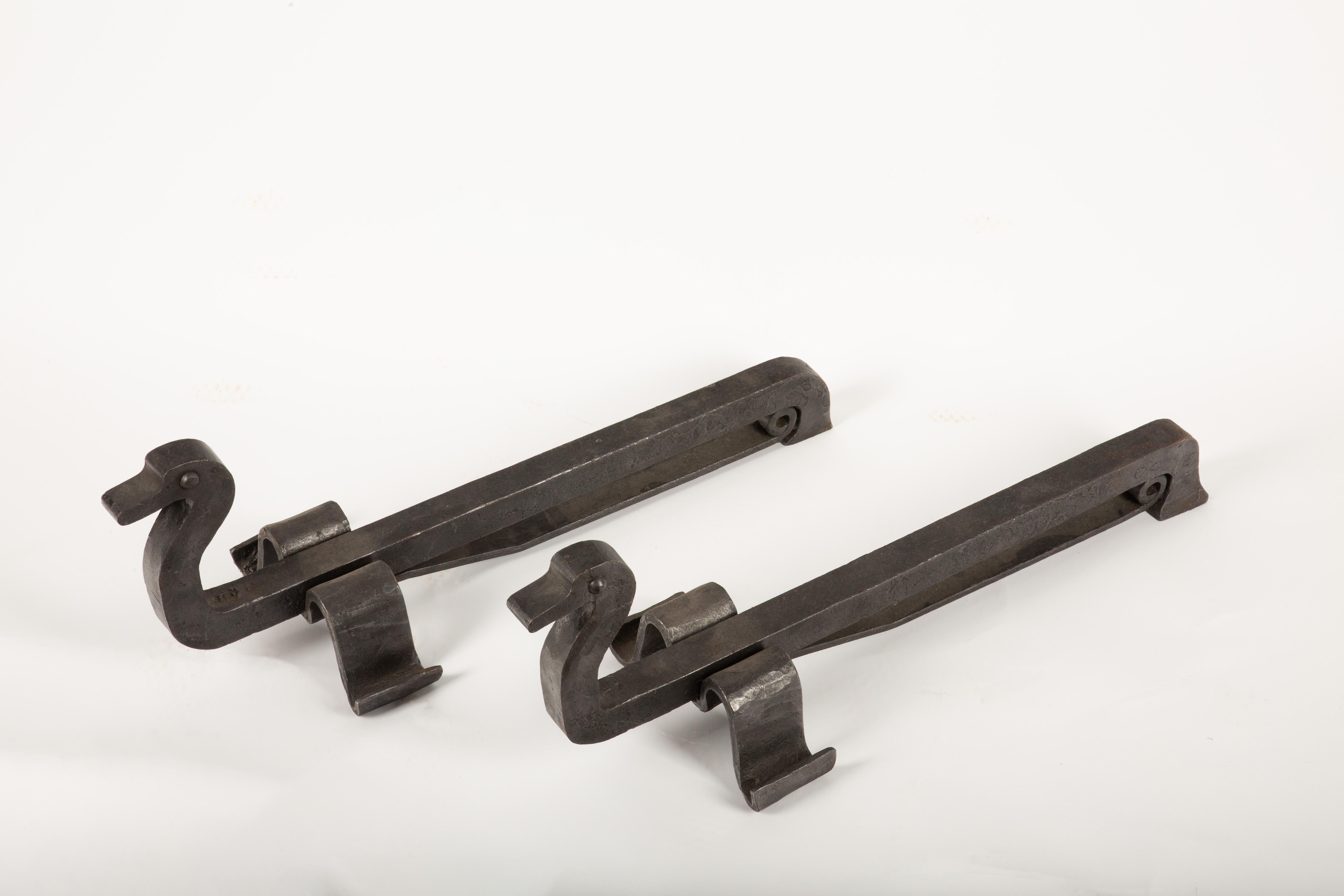 Ein bezauberndes und sorgfältig gefertigtes Paar französischer Andirons in Form einer Ente, das außergewöhnliches Geschick in der Metallverarbeitung beweist. Diese wahrscheinlich von einem der angesehensten Metallhandwerker Frankreichs hergestellten