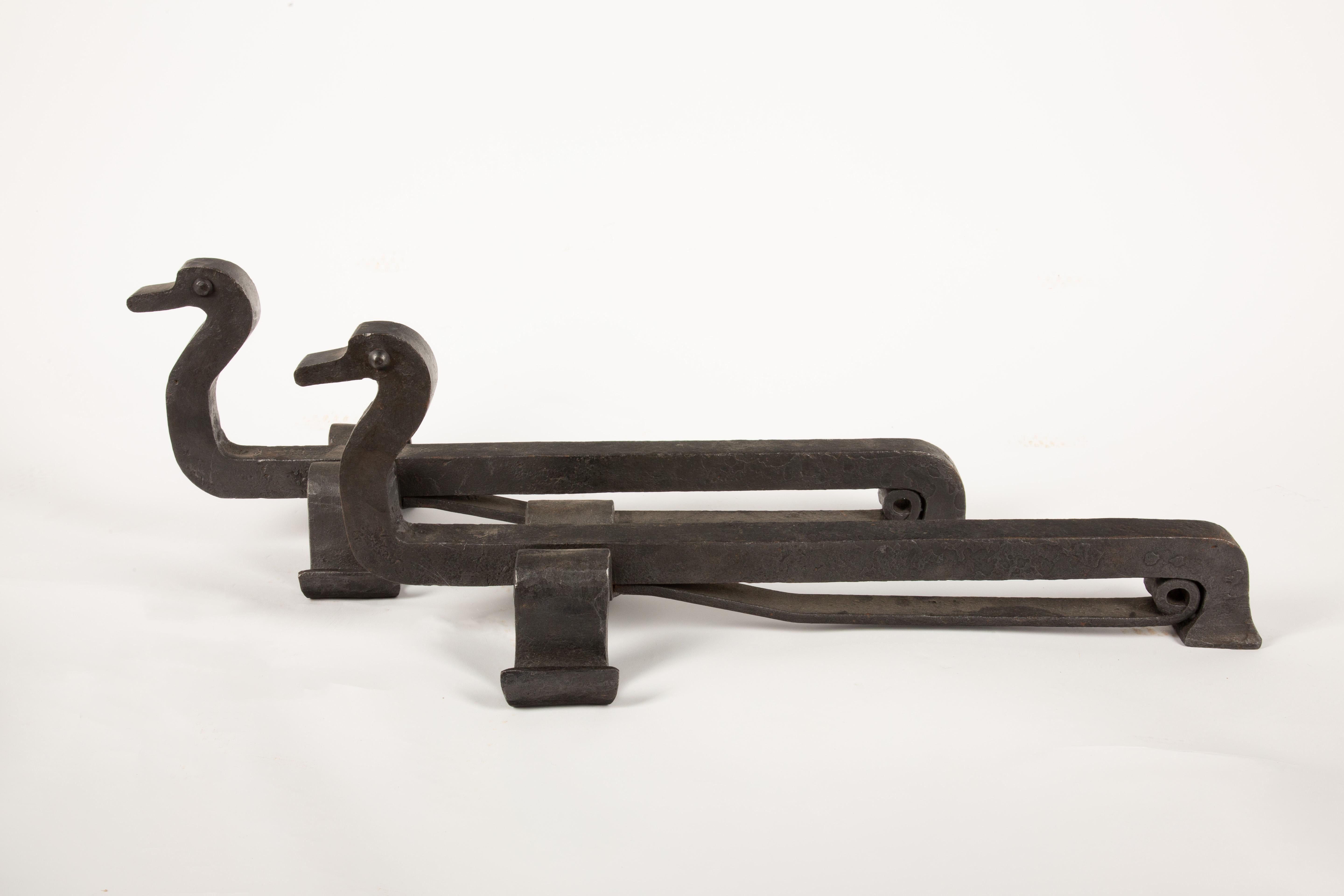 Exquisites Paar französischer Andirons in Entenform aus handgeschmiedetem Eisen (Französisch) im Angebot