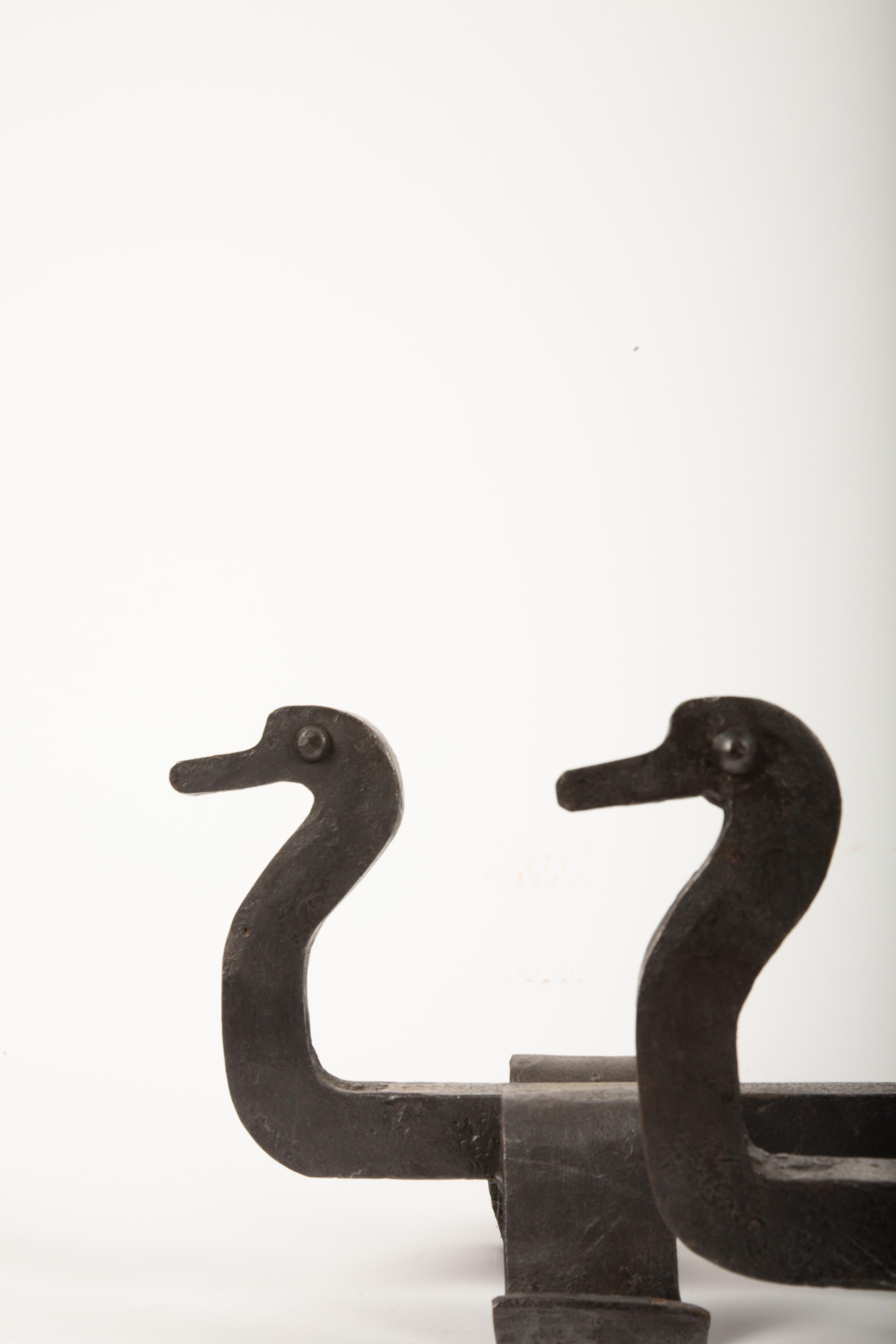 Exquisites Paar französischer Andirons in Entenform aus handgeschmiedetem Eisen im Zustand „Hervorragend“ im Angebot in New York, NY