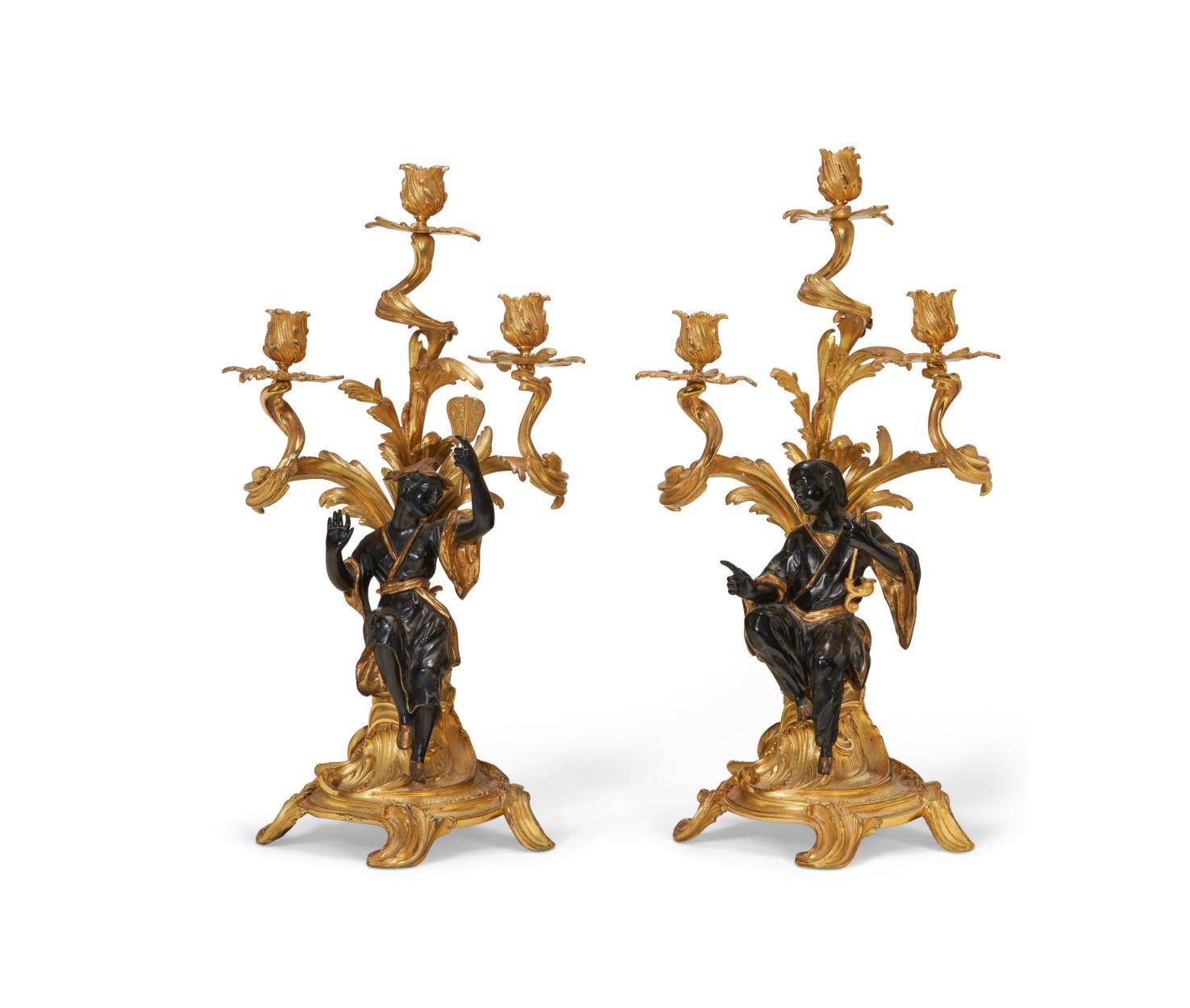 Questa splendida coppia di candelabri esemplifica l'incantevole stile Chinoiserie che affascinava la Francia del XIX secolo, probabilmente realizzato dallo stimato artigiano parigino Denier. Ogni pezzo è modellato con maestria come figure in tunica