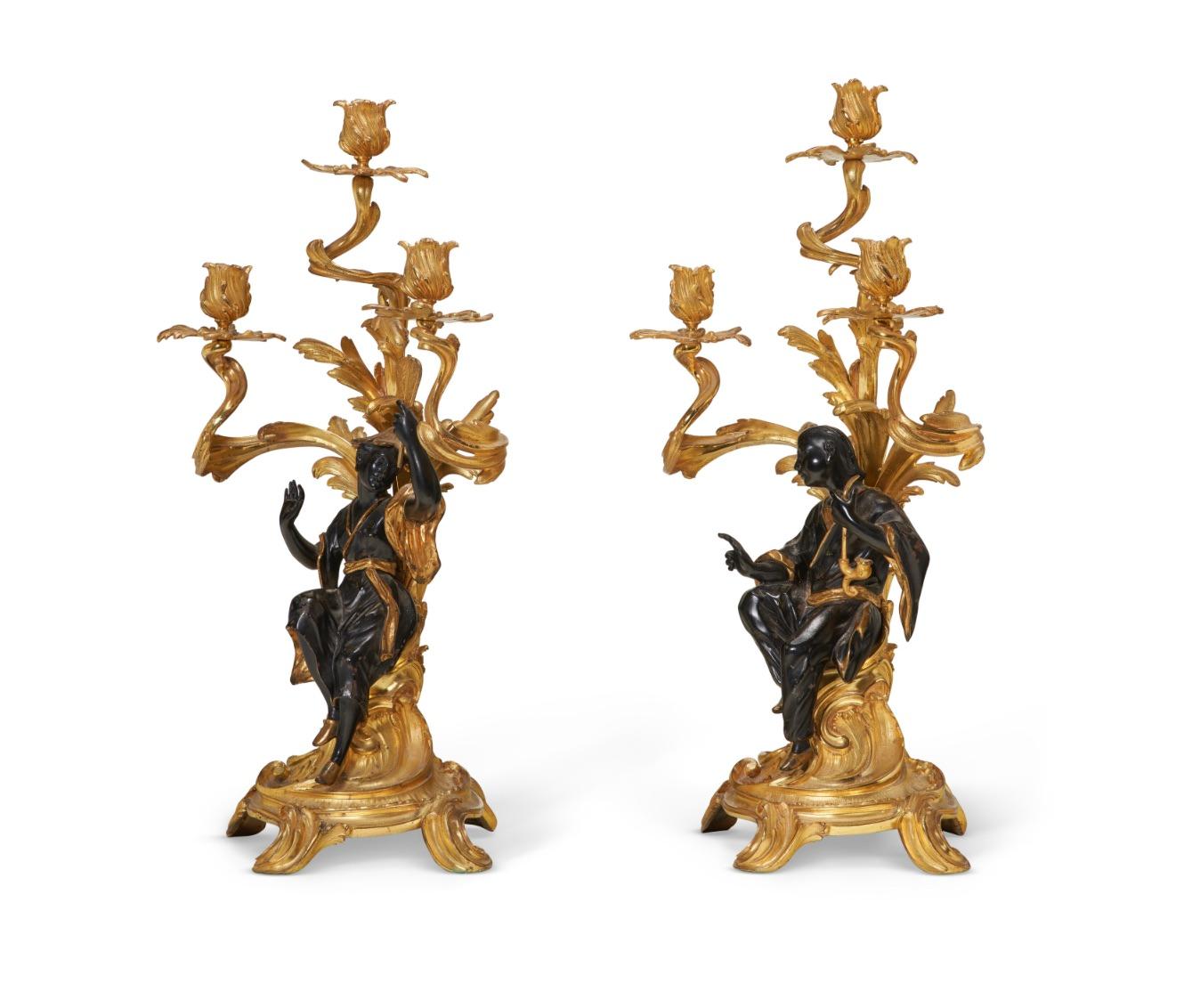 Francese Squisita coppia di candelabri francesi in ormolu e bronzo patinato a cineserie in vendita