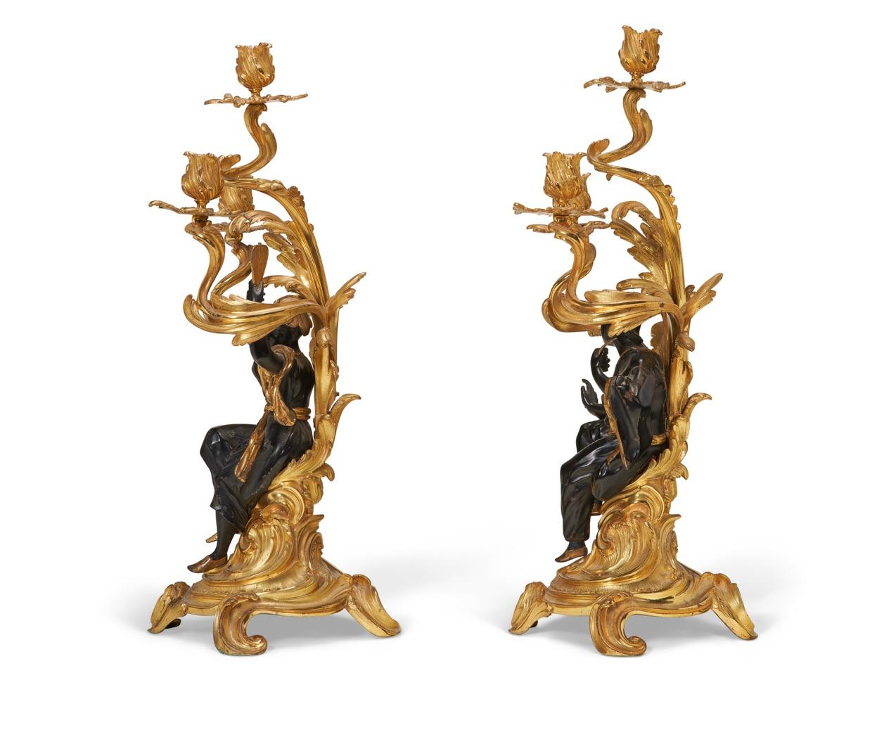 Squisita coppia di candelabri francesi in ormolu e bronzo patinato a cineserie In condizioni buone in vendita a Miami, US
