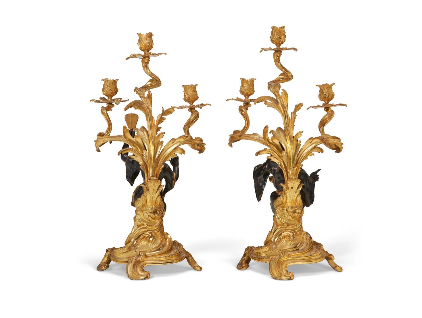 XIX secolo Squisita coppia di candelabri francesi in ormolu e bronzo patinato a cineserie in vendita