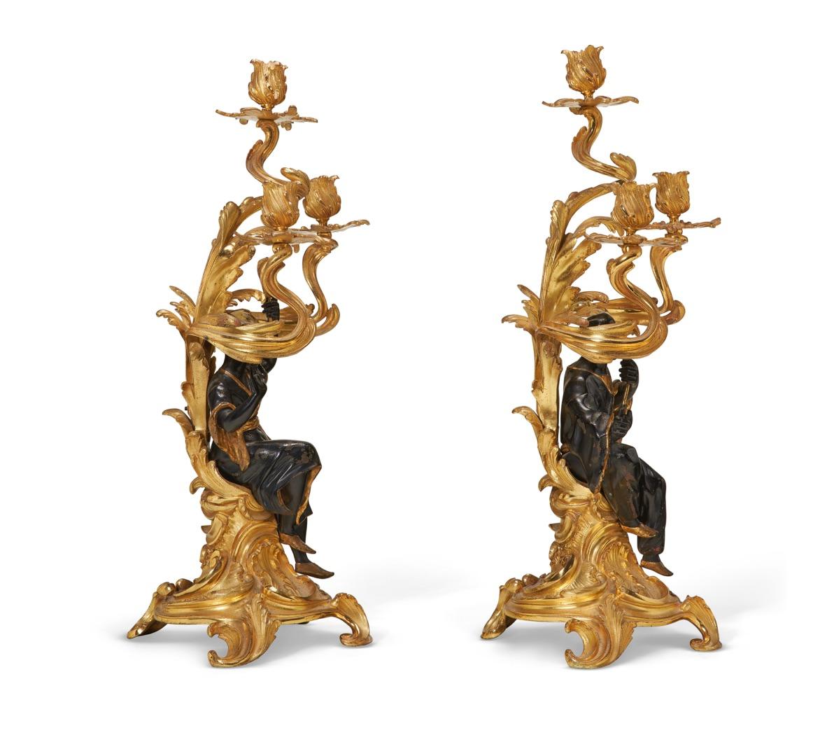 Bronzo Squisita coppia di candelabri francesi in ormolu e bronzo patinato a cineserie in vendita