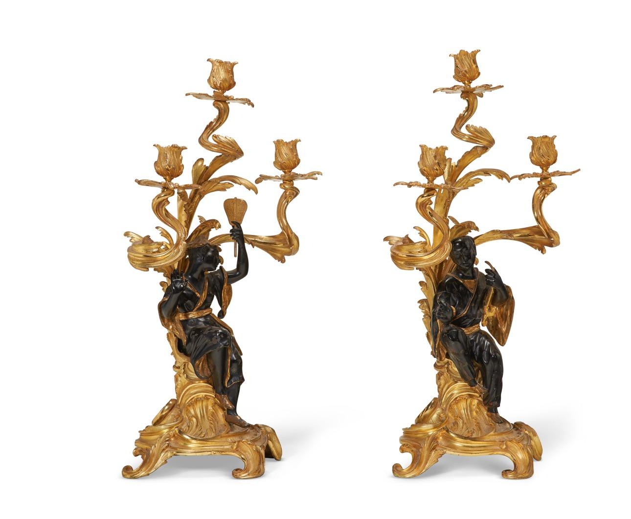 Squisita coppia di candelabri francesi in ormolu e bronzo patinato a cineserie in vendita 1