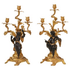Magnifique paire de candélabres français de style Chinoiserie en bronze doré et patiné