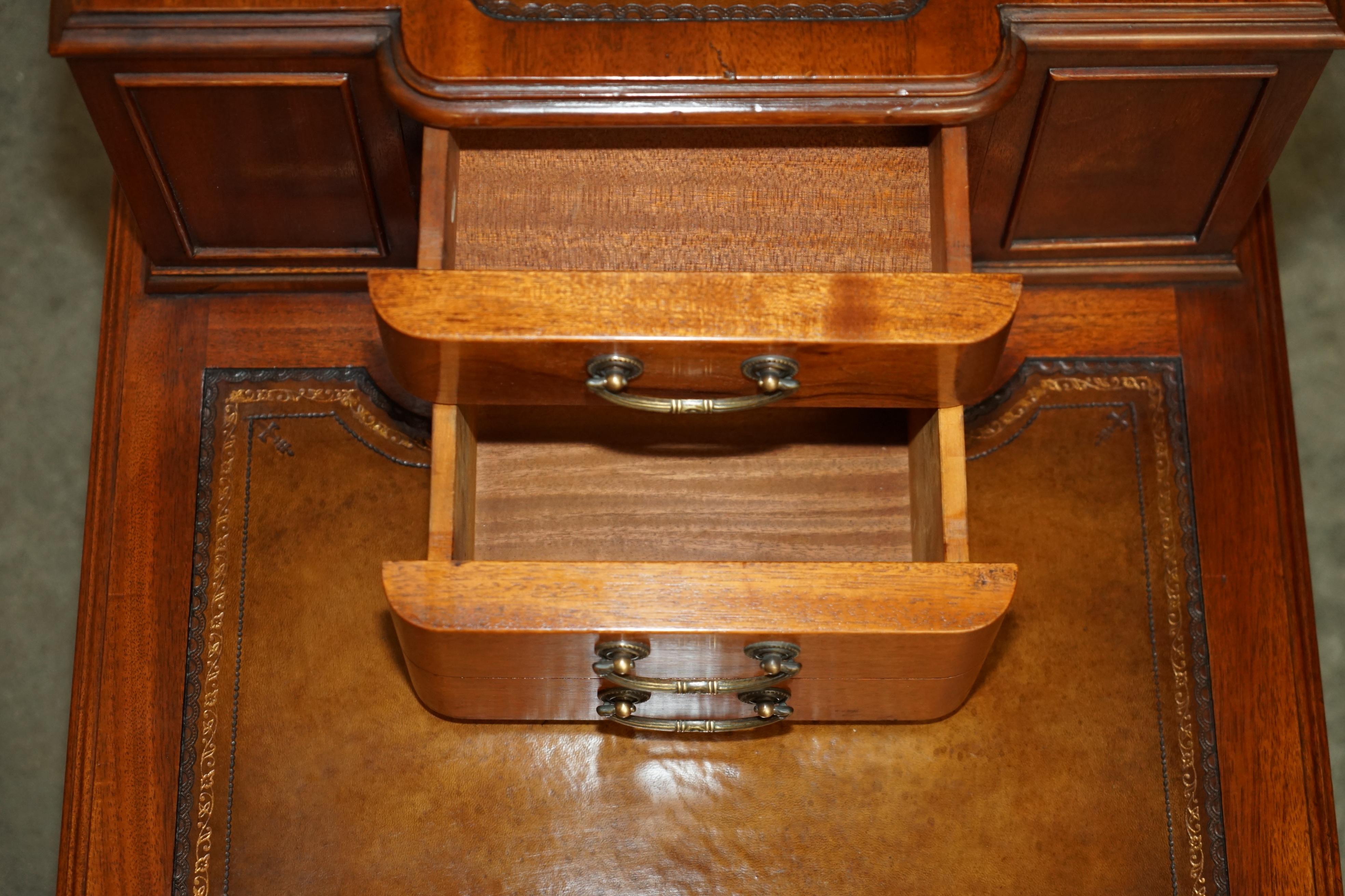 EXQUISITE PAIR OF FULLY RESTORED BROWN LEATHER SIDE END BOOK TABLES WITH DRAWERs For Sale 8