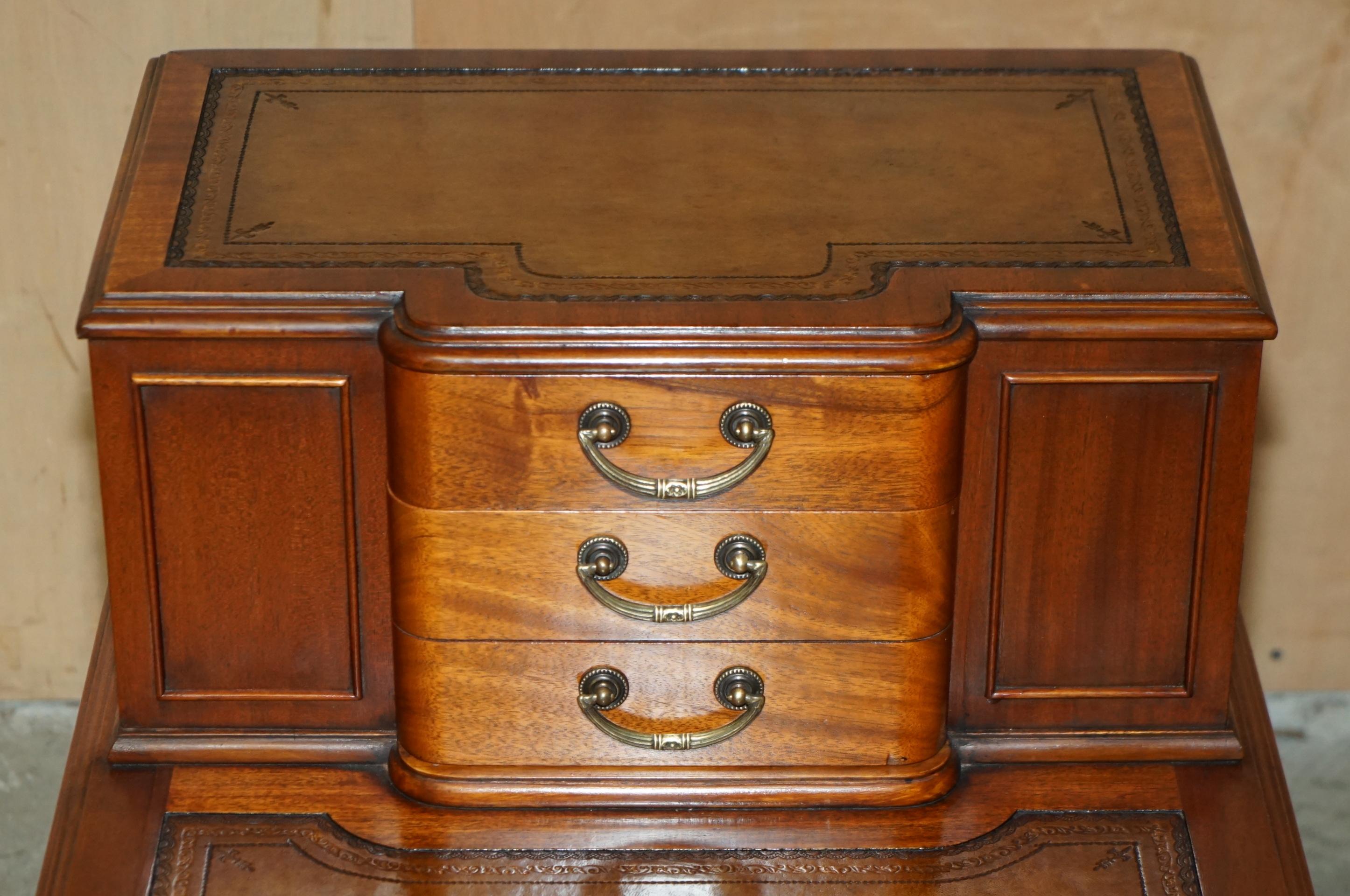 EXQUISITE PAIR OF FULLY RESTORED BROWN LEATHER SIDE END BOOK TABLES WITH DRAWERs For Sale 11