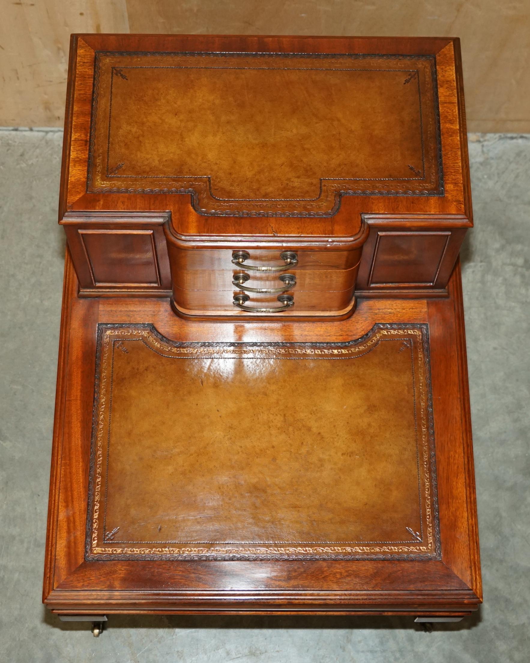 EXQUISITE PAIR OF FULLY RESTORED BROWN LEATHER SIDE END BOOK TABLES WITH DRAWERs In Good Condition For Sale In West Sussex, Pulborough