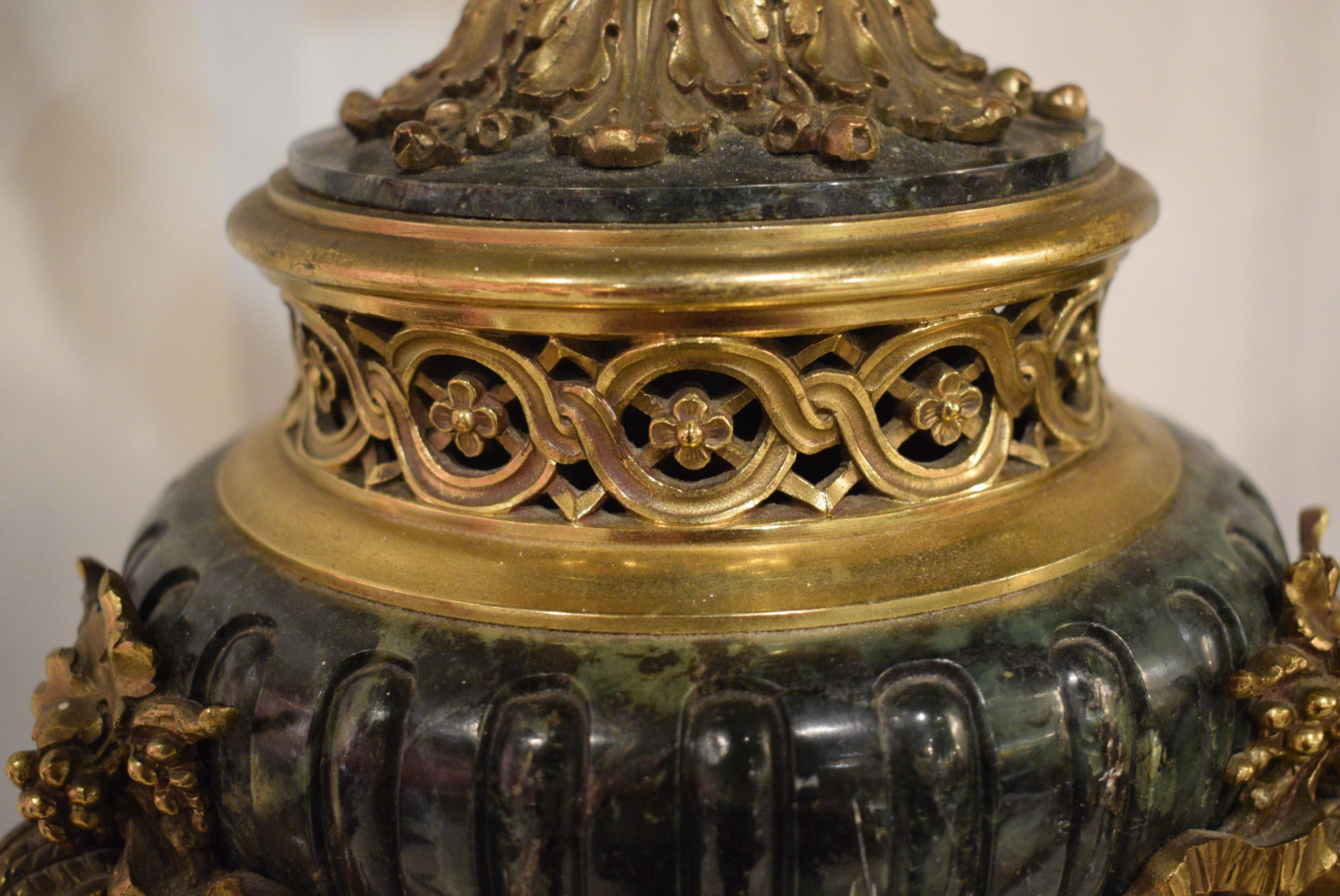 Français Magnifique paire de lampes en bronze doré et marbre en vente