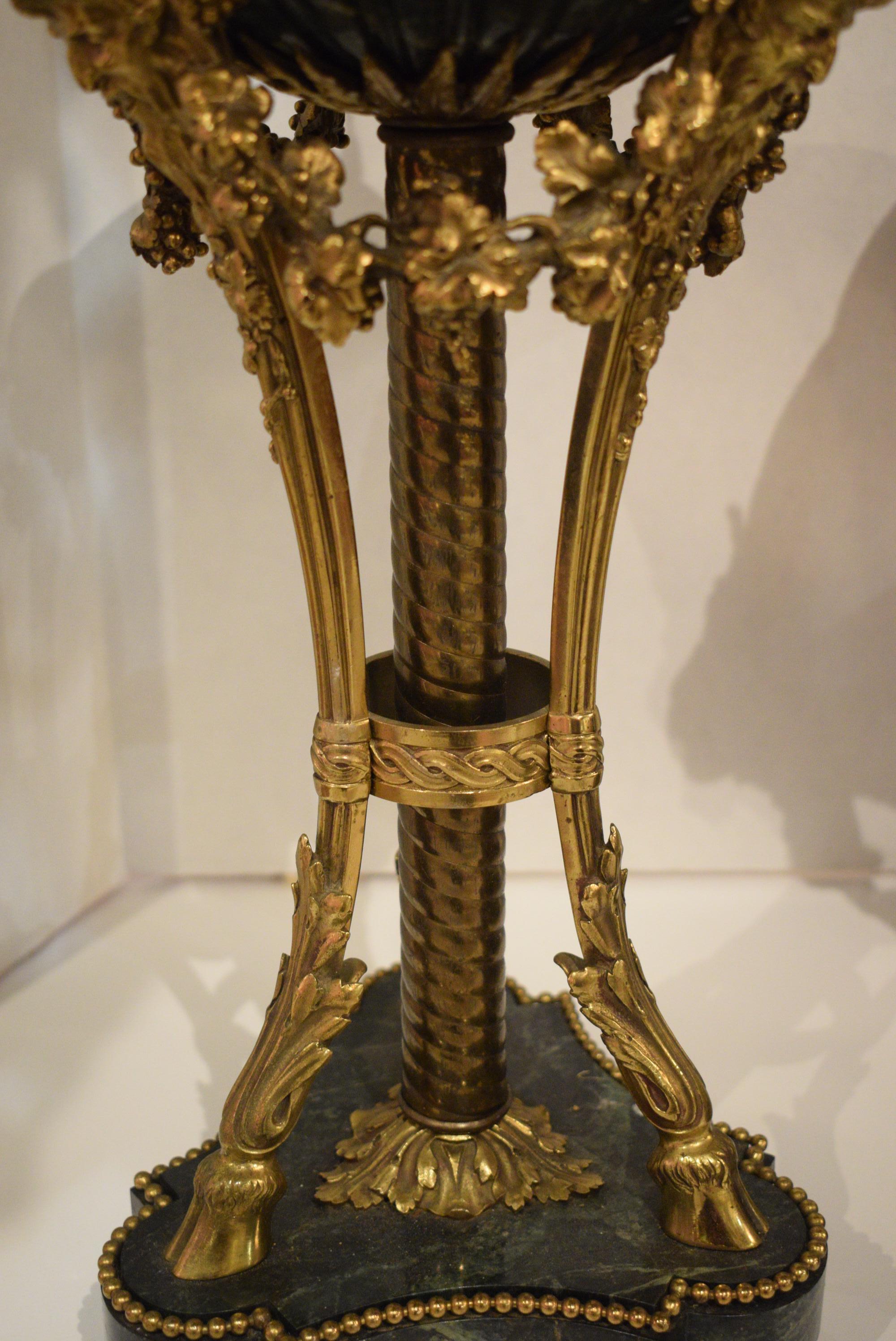 Squisita coppia di lampade in marmo e bronzo dorato in vendita 1