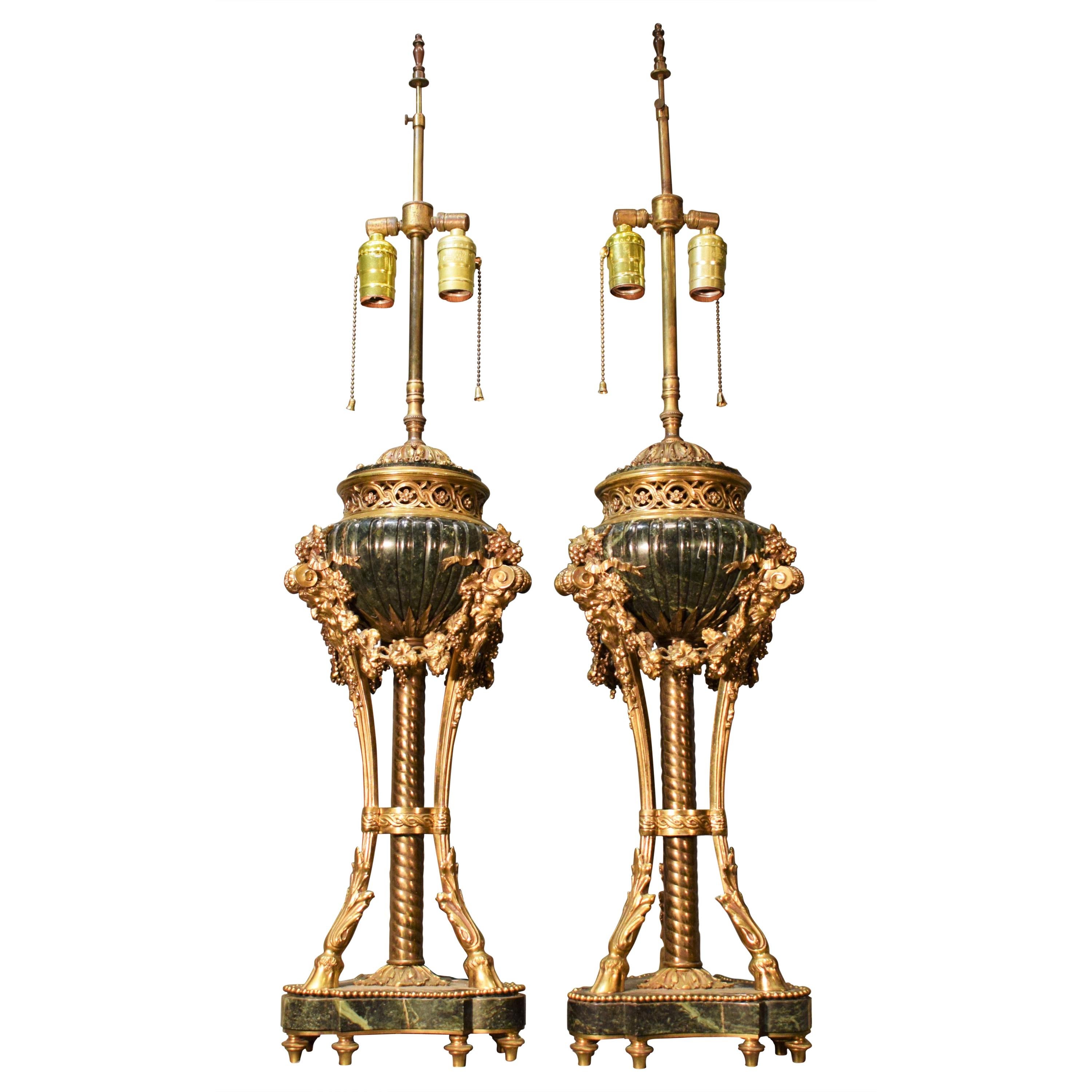 Magnifique paire de lampes en bronze doré et marbre en vente