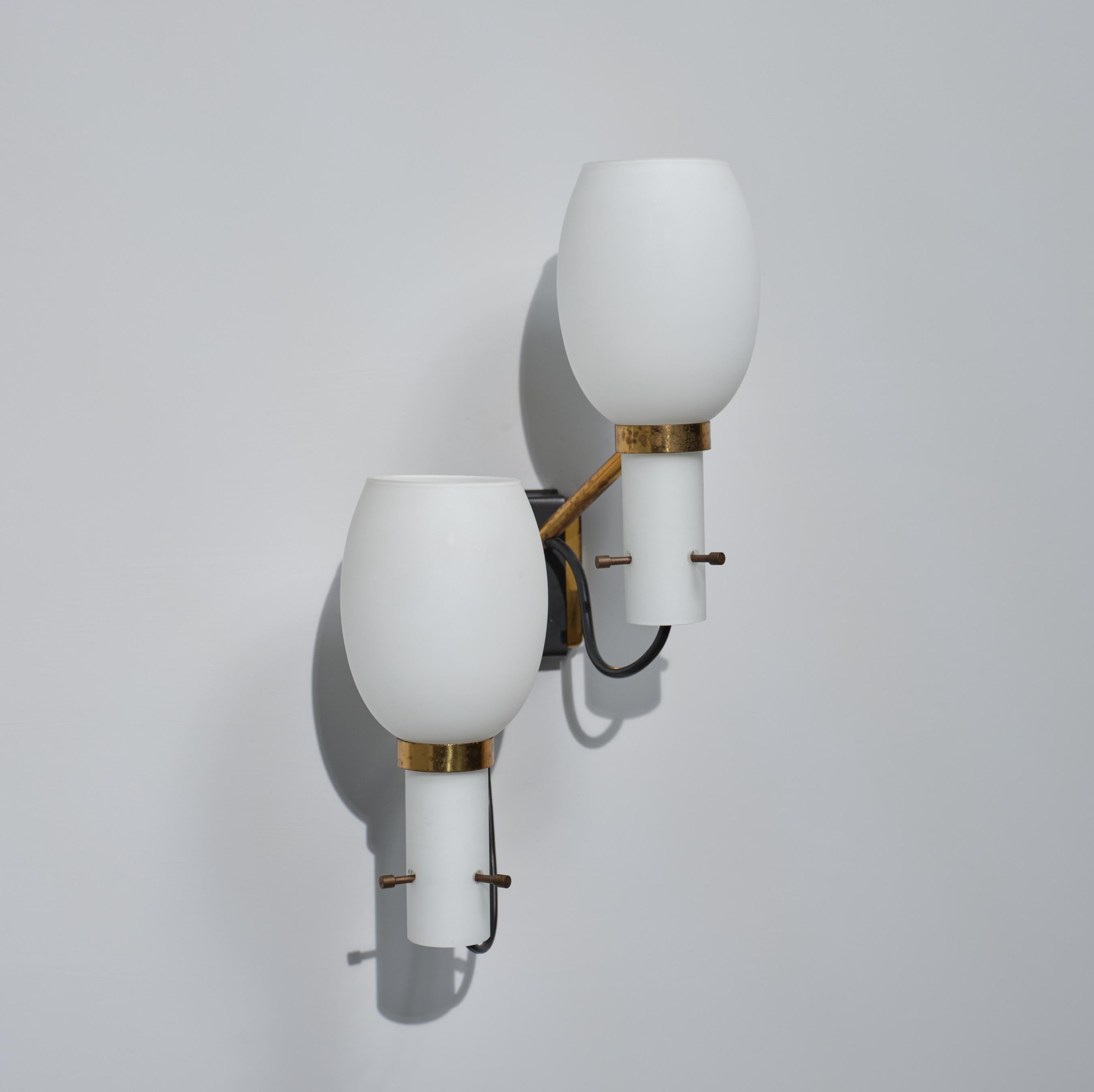 Exquisite Pair of Italian Mid-Century Modern Wall Sconces with Dual Light Source In Good Condition For Sale In Rome, IT