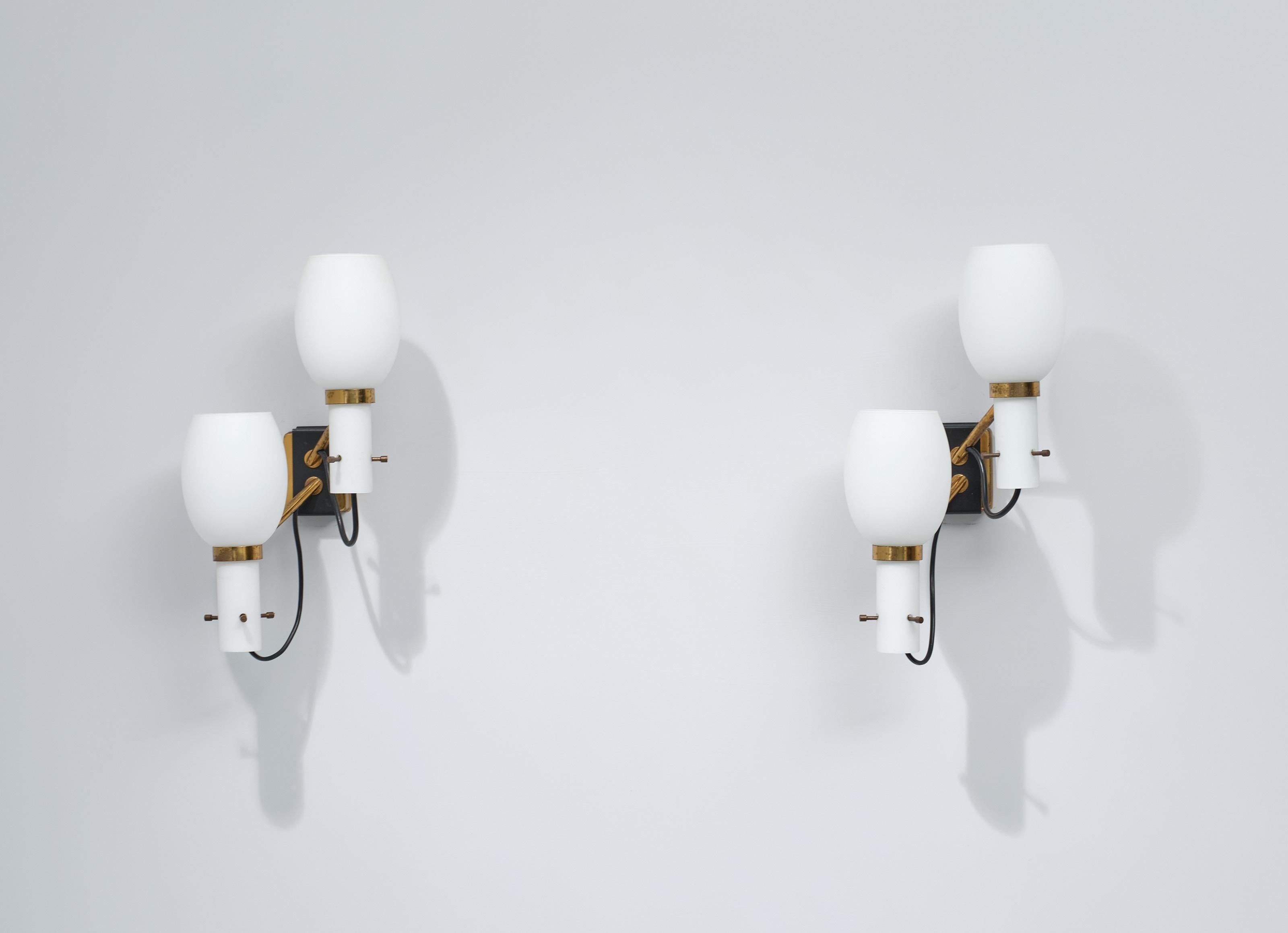 Brass Exquisite Pair of Italian Mid-Century Modern Wall Sconces with Dual Light Source For Sale
