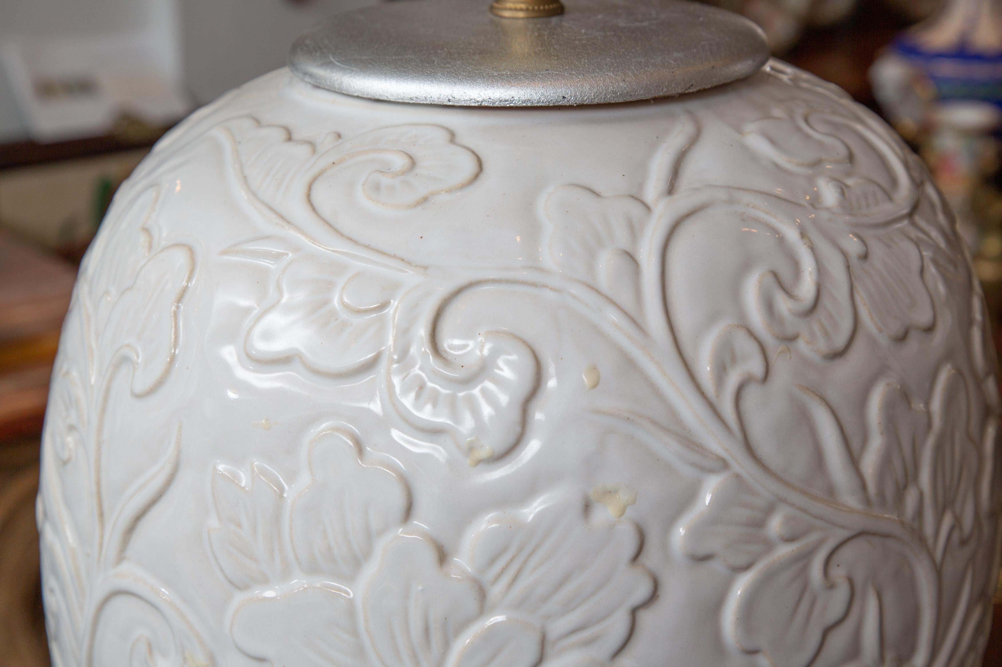 Porcelaine Magnifique paire de grandes lampes de bureau italiennes avec relief floral  en vente