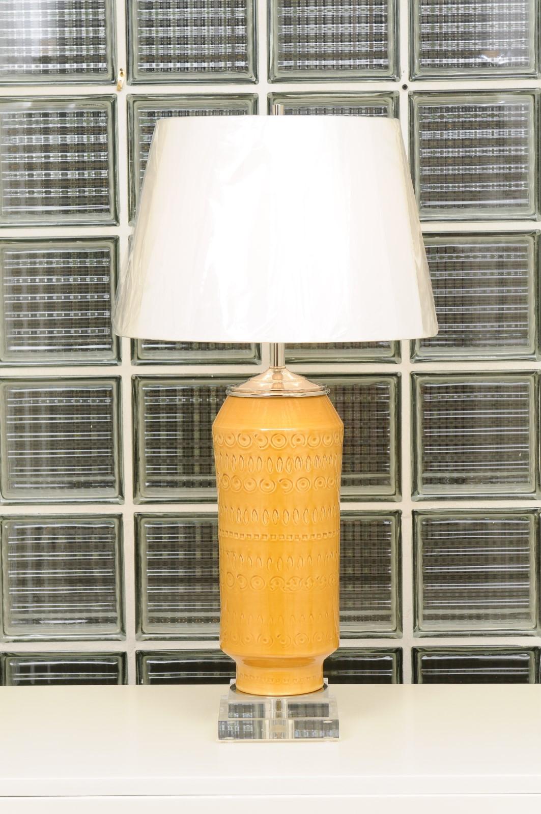 Italiano Squisita coppia di ceramiche italiane giallo ocra, circa 1970, come nuove lampade personalizzate in vendita