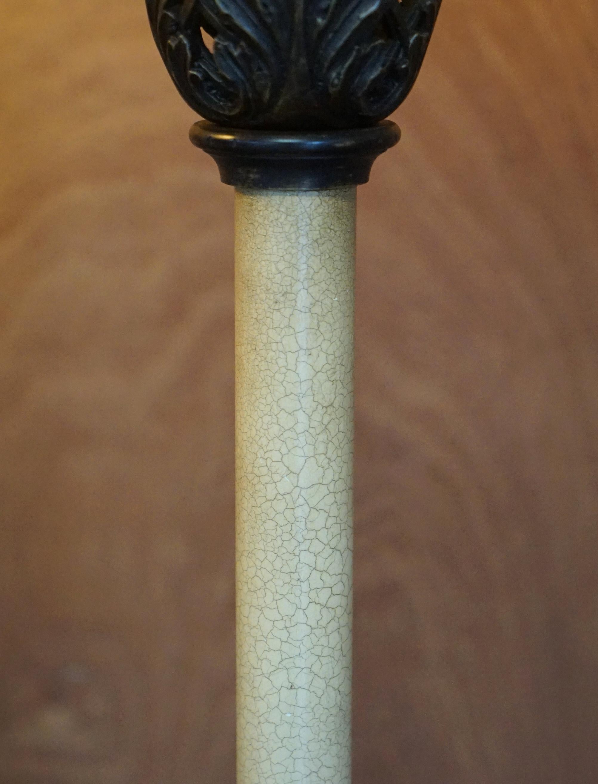 Magnifique paire de grandes lampes de bureau vintage avec abat-jour à pilier romain corinthien en vente 5