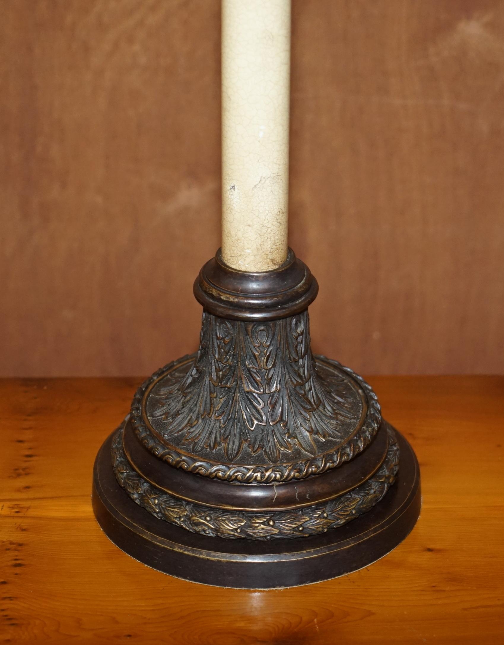 Magnifique paire de grandes lampes de bureau vintage avec abat-jour à pilier romain corinthien en vente 6