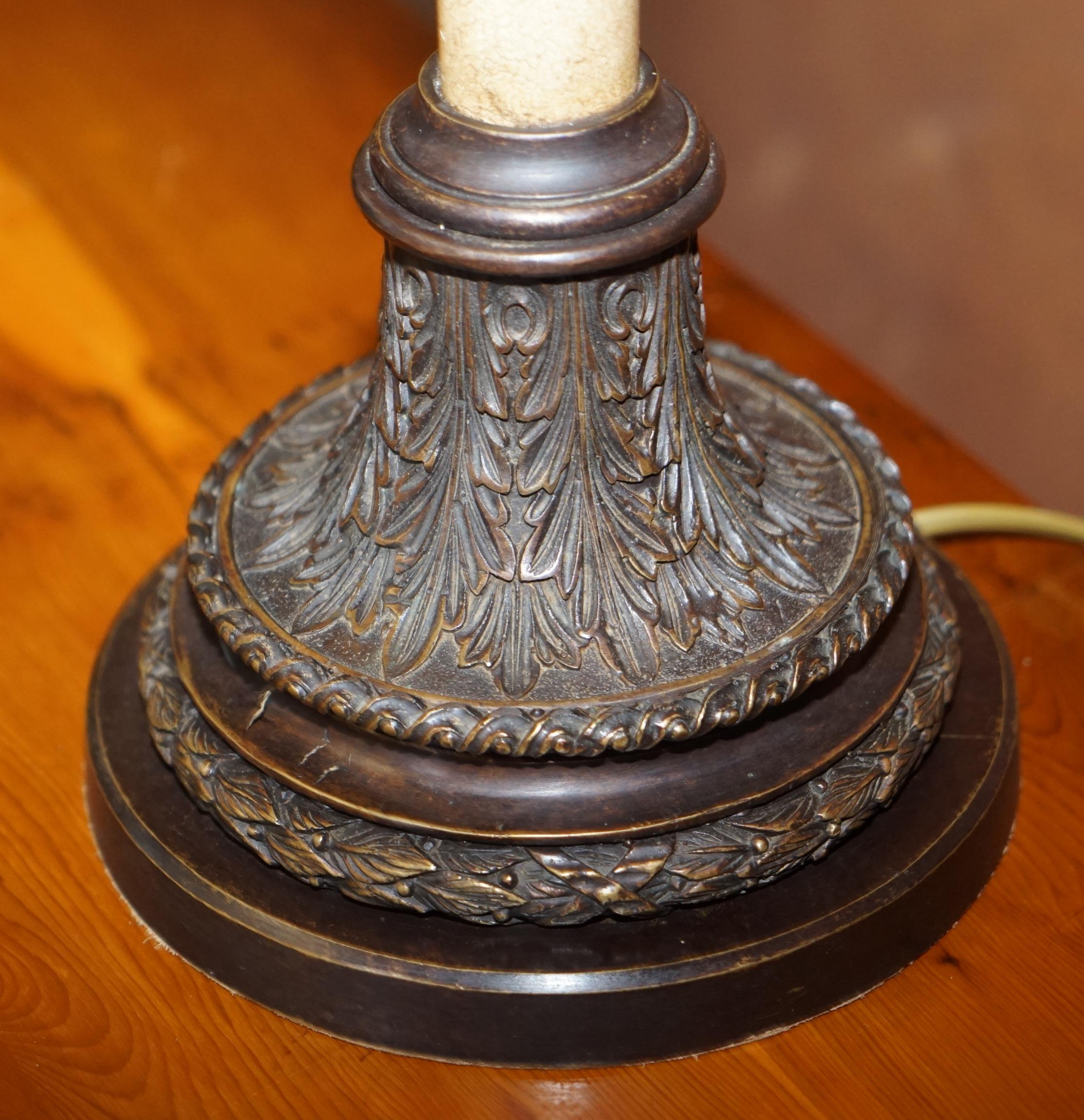 Magnifique paire de grandes lampes de bureau vintage avec abat-jour à pilier romain corinthien en vente 8