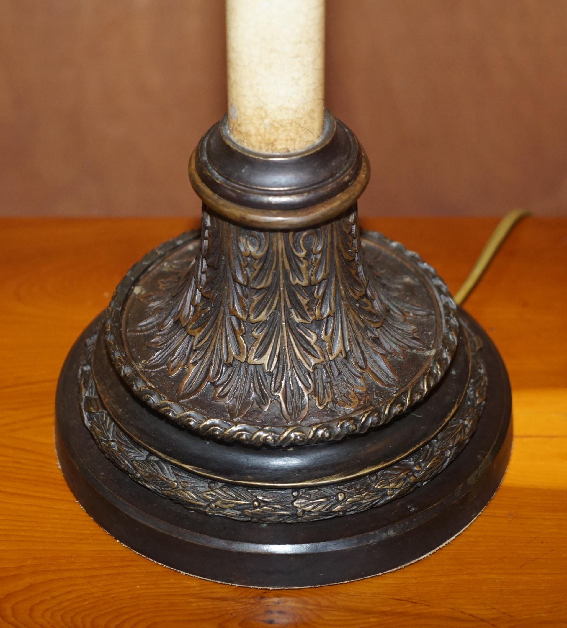 Magnifique paire de grandes lampes de bureau vintage avec abat-jour à pilier romain corinthien en vente 12